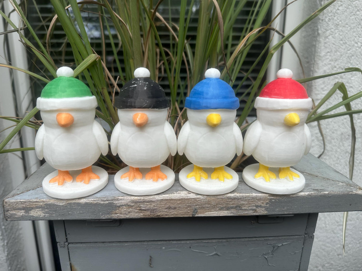 Möwenfigur mit Mütze 12 cm – 3D-gedruckte Küstendeko handbemalt | Geschenk Winter, Weihnachten, Haus & Fensterbank, Vogelstatue