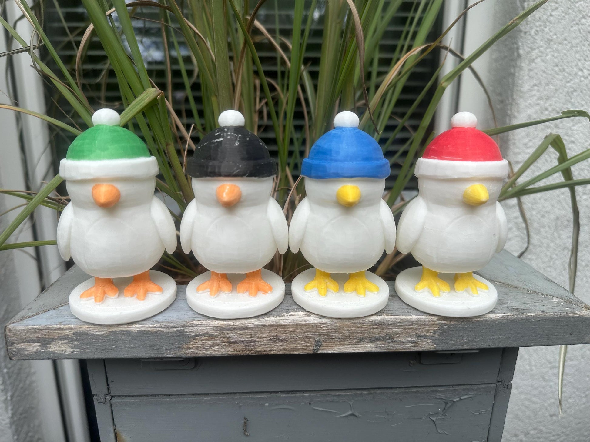 Möwenfigur mit Mütze 12 cm – 3D-gedruckte Küstendeko handbemalt | Geschenk Winter, Weihnachten, Haus & Fensterbank, Vogelstatue