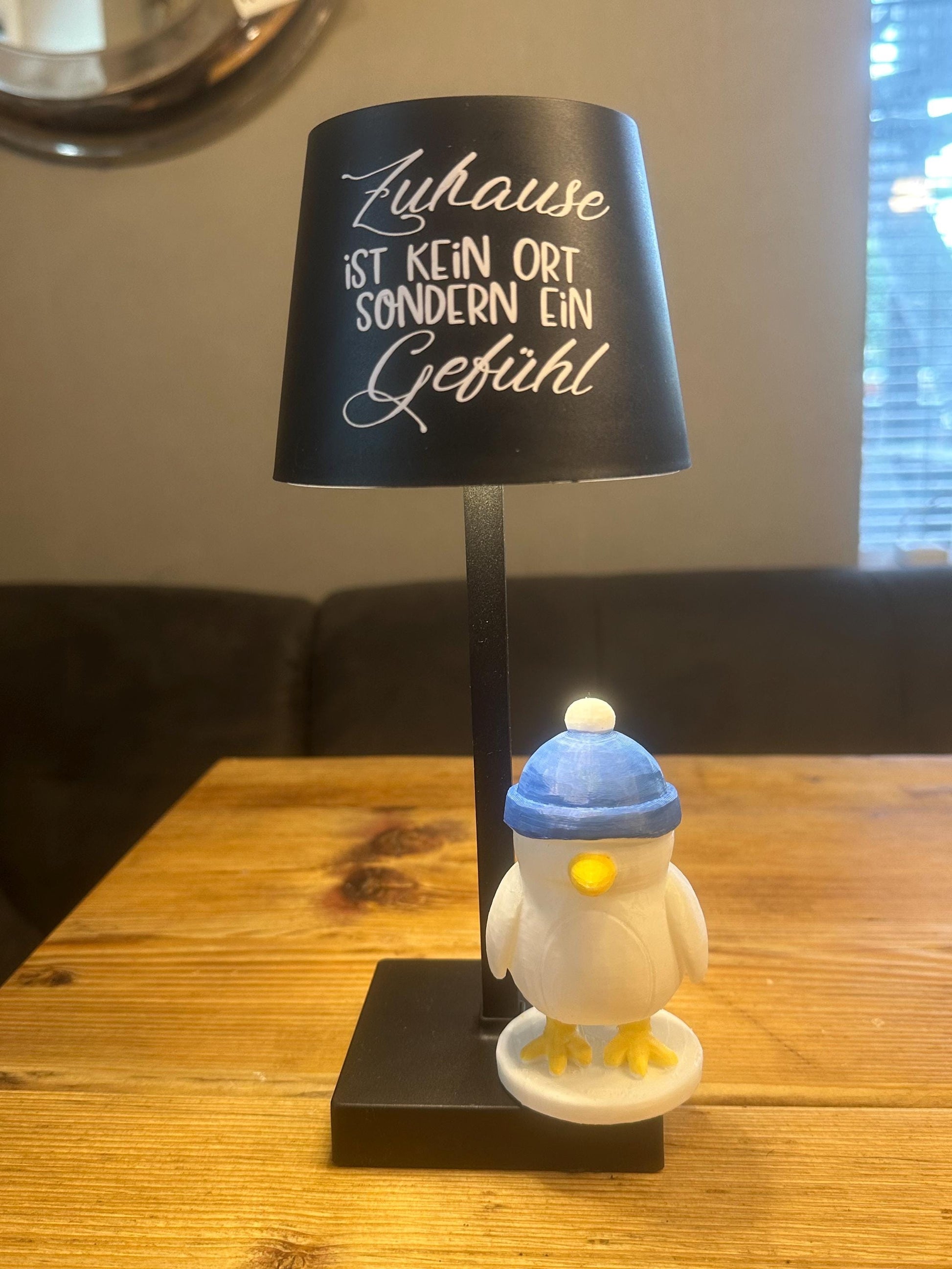 Möwenfigur mit Mütze 12 cm – 3D-gedruckte Küstendeko handbemalt | Geschenk Winter, Weihnachten, Haus & Fensterbank, Vogelstatue