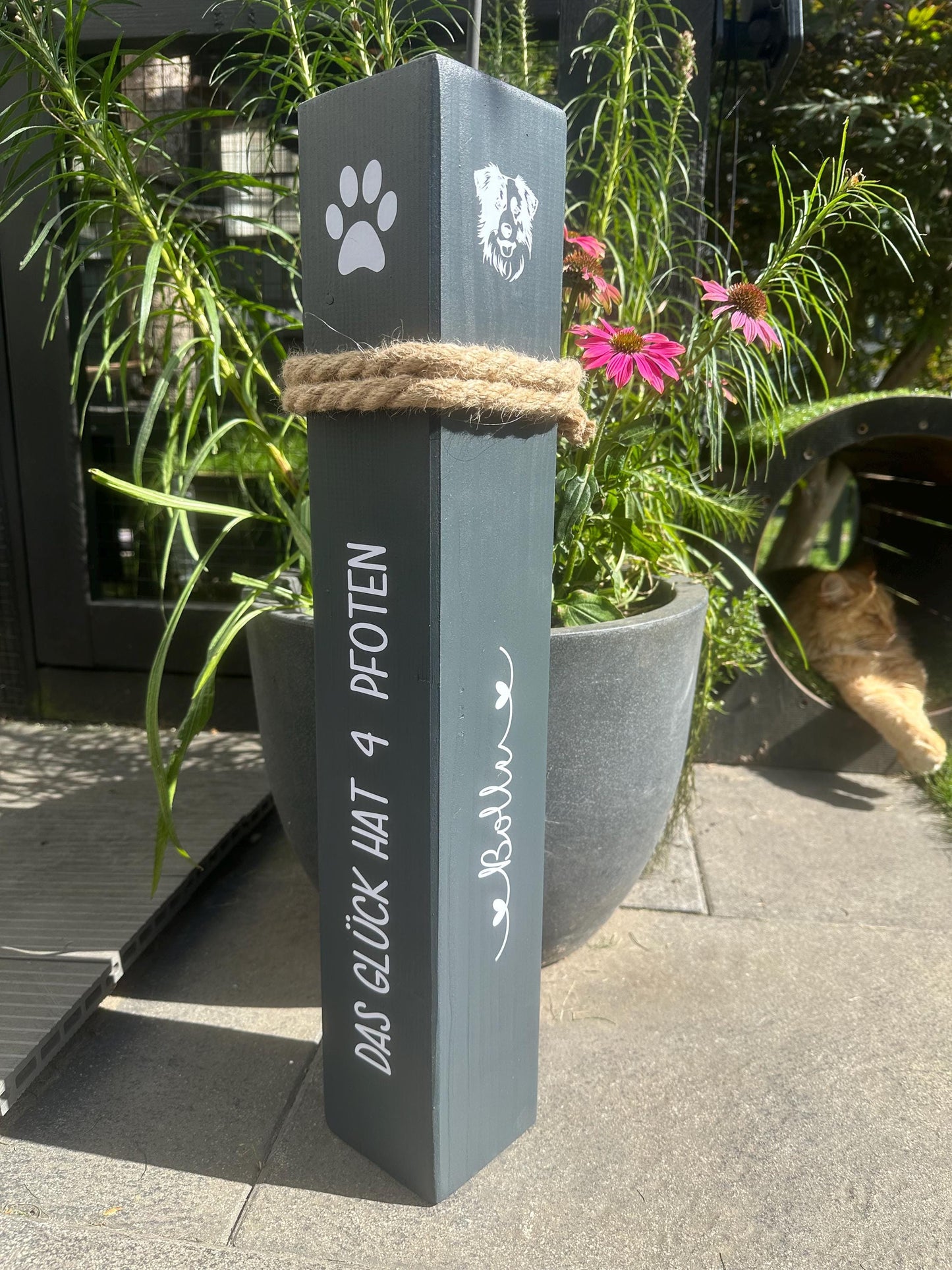 Personalisierte Holzsäule für Tierliebhaber – Haustier Poller mit Name und Spruch | Geschenk für Hundebesitzer & Katzenfreunde, Gedenken