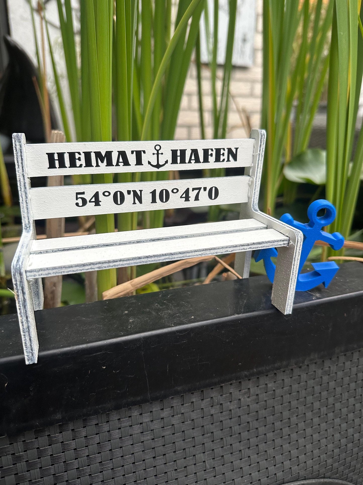 Personalisierte Miniatur Gartenbank 16 cm – Geschenkidee Haus, Hochzeit, Weihnachten | individuell mit Namen oder Koordinaten