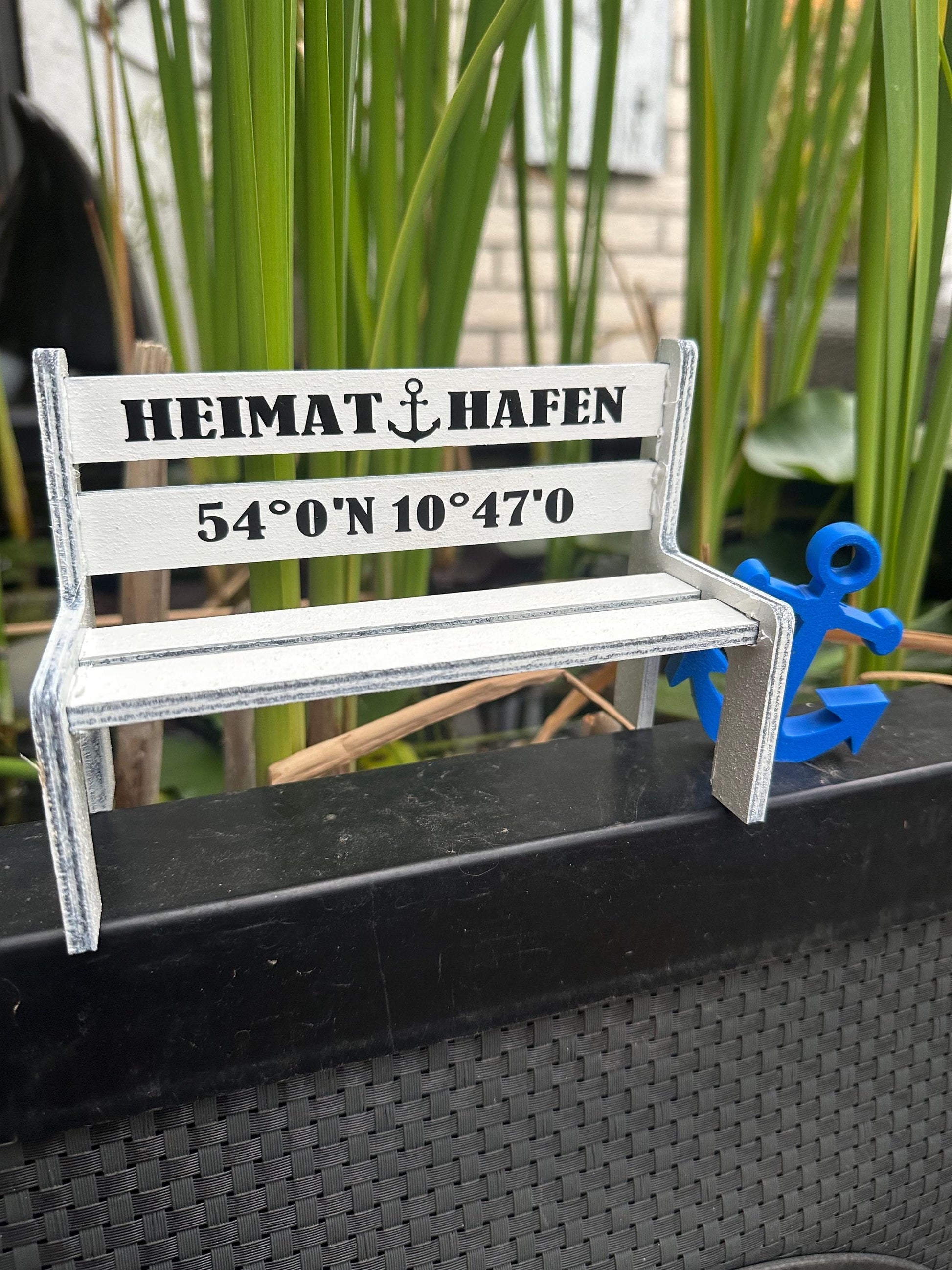 Personalisierte Miniatur Gartenbank 16 cm – Geschenkidee Haus, Hochzeit, Weihnachten | individuell mit Namen oder Koordinaten