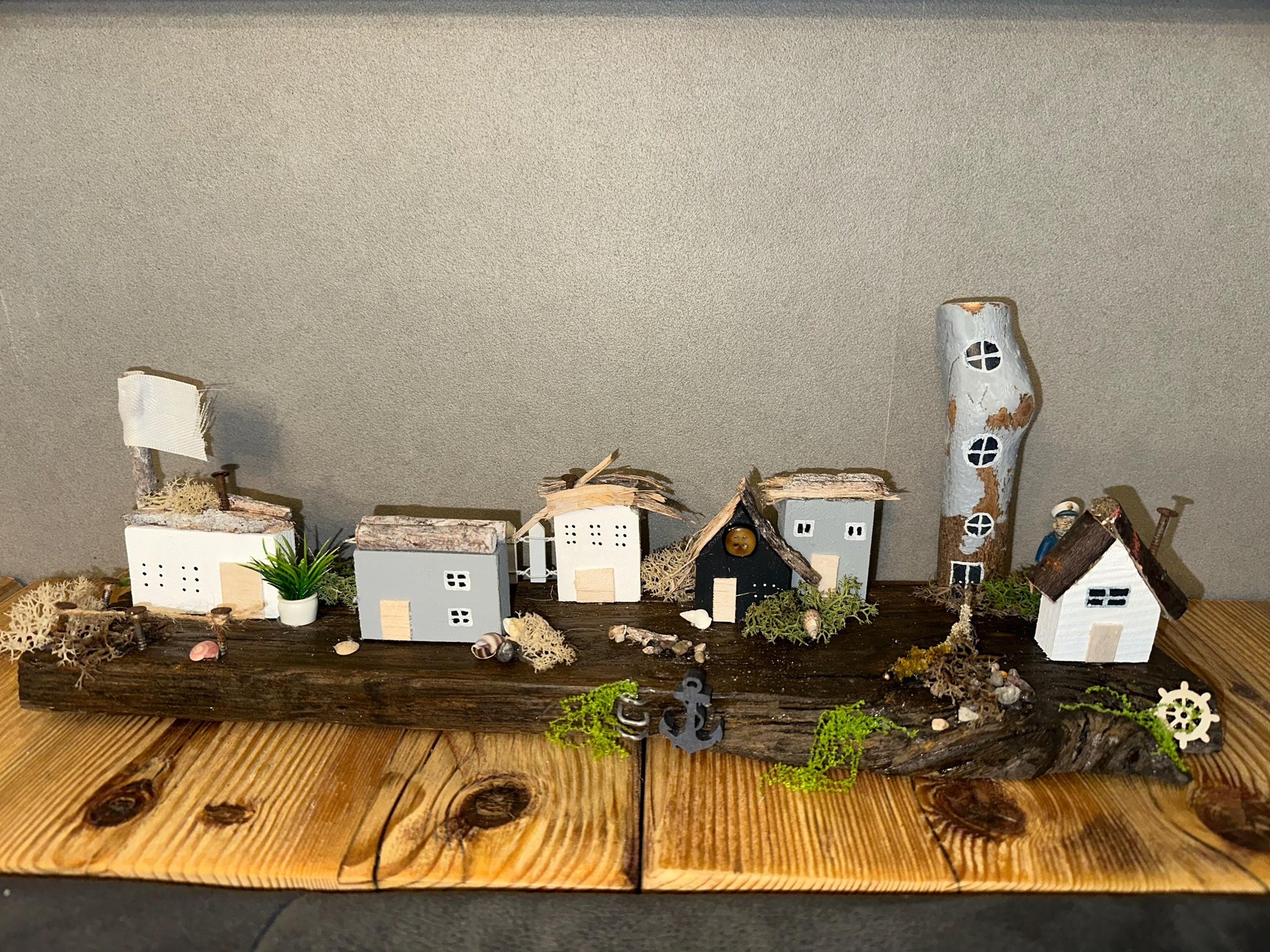 Handgemachtes Treibholz Küstendorf – Miniatur Häuser, Anker & Steuerrad | Geschenkidee Weihnachten, Regal und Strandhaus Deko
