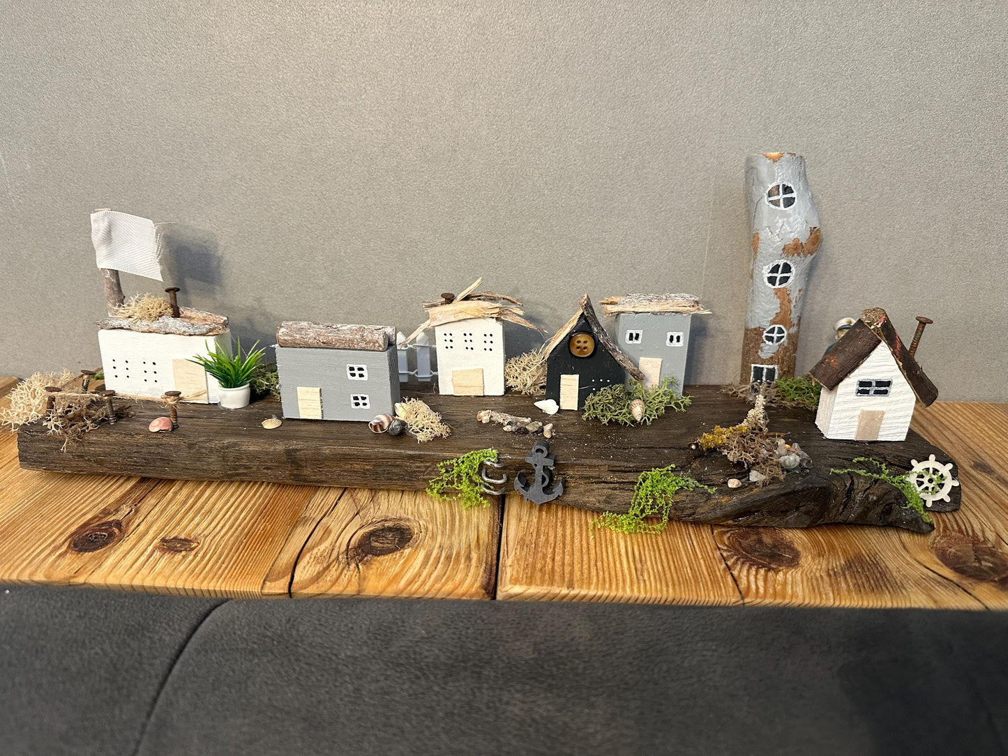 Handgemachtes Treibholz Küstendorf – Miniatur Häuser, Anker & Steuerrad | Geschenkidee Weihnachten, Regal und Strandhaus Deko