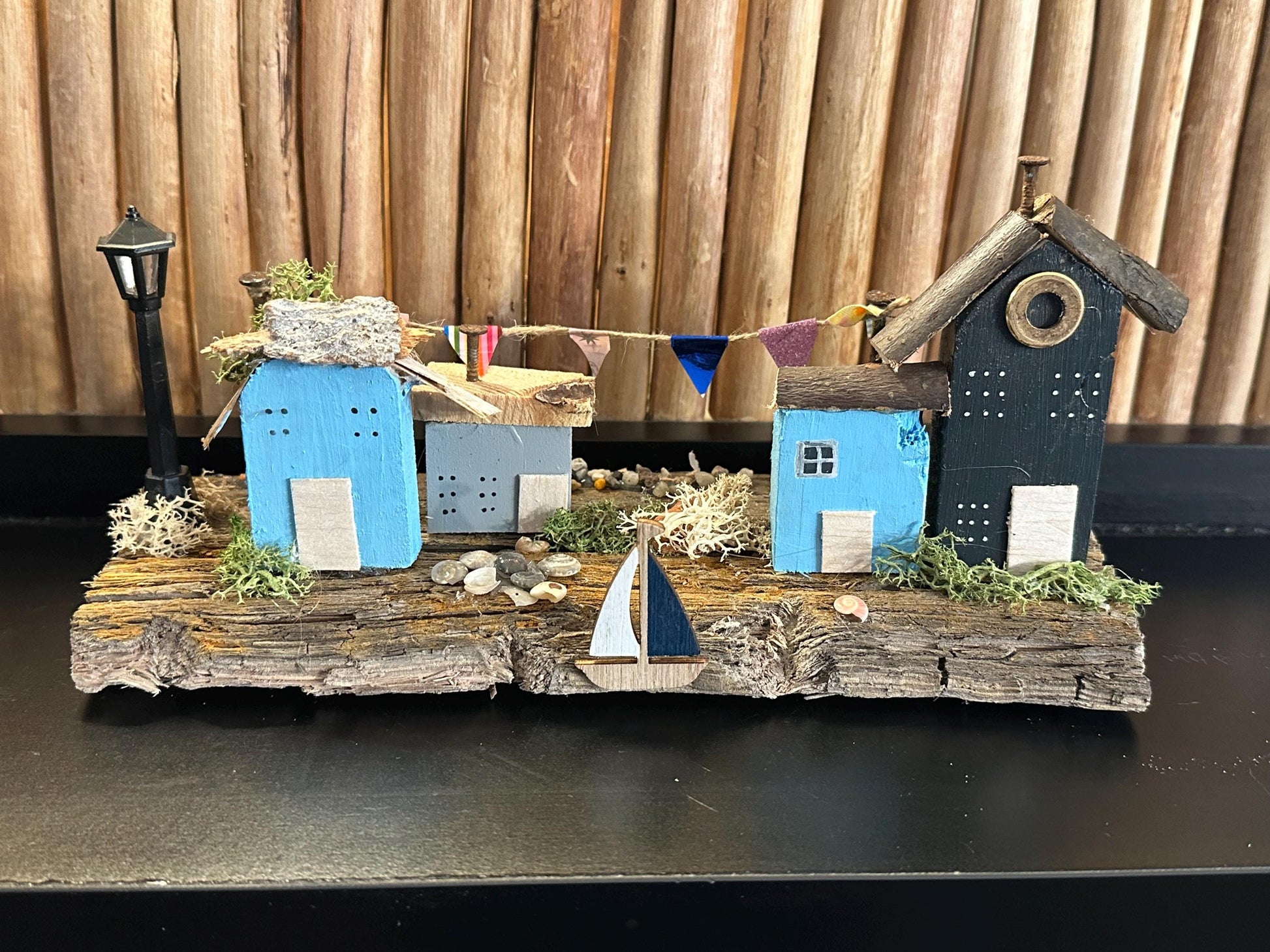 Treibholz-Küstenlandschaft Miniatur Dorf – handgemachte Tischdeko 25×10×9 cm | Unikat mit Häuschen, Segelboot & Wimpeln