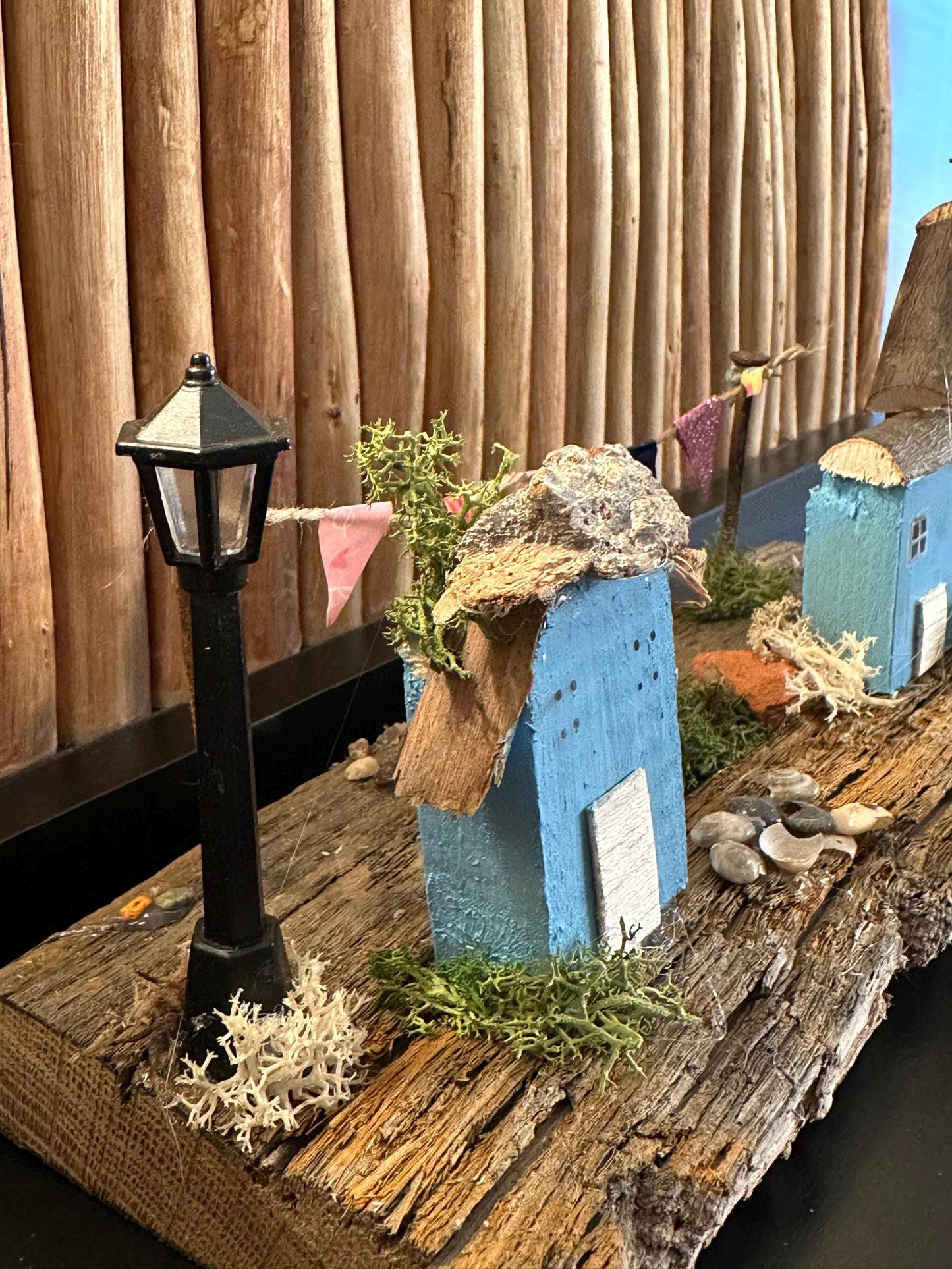 Treibholz-Küstenlandschaft Miniatur Dorf – handgemachte Tischdeko 25×10×9 cm | Unikat mit Häuschen, Segelboot & Wimpeln