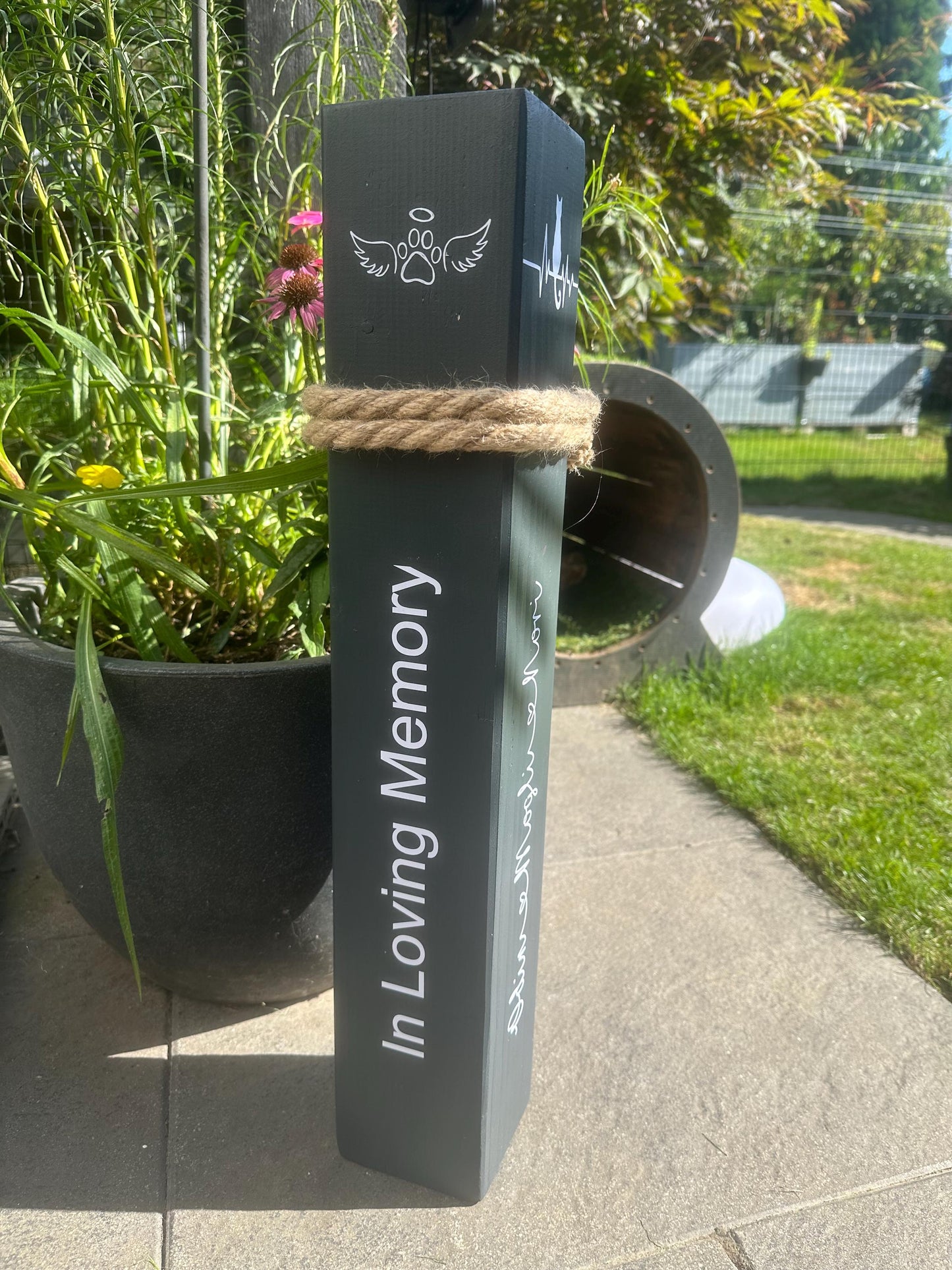 Personalisierte Holzsäule für Tierliebhaber – Haustier Poller mit Name und Spruch | Geschenk für Hundebesitzer & Katzenfreunde, Gedenken