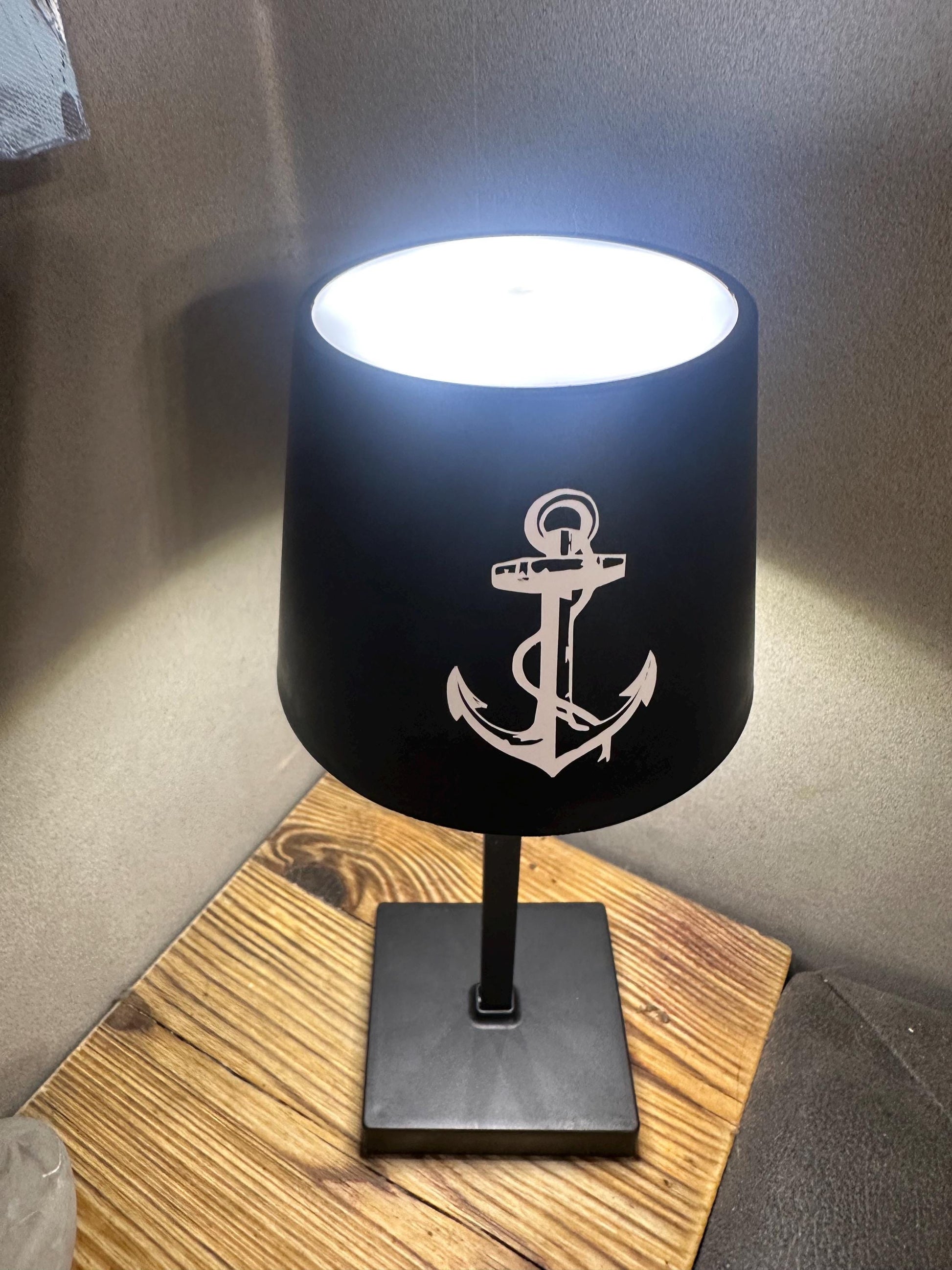 Kleine Lampe mit Wunschmotiv – Batteriebetriebenes Mitbringsel | Geschenk zur Einweihung, Geburtstag & Dekoidee