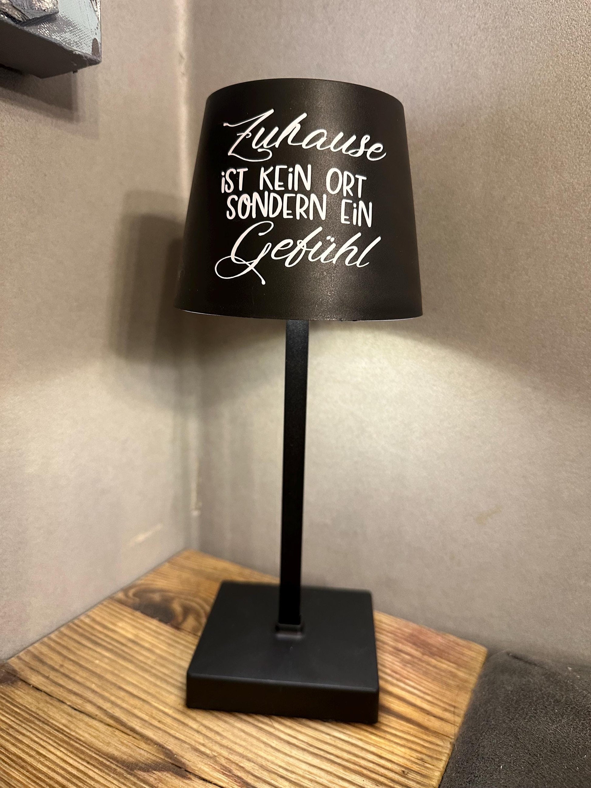 Kleine Lampe mit Wunschmotiv – Batteriebetriebenes Mitbringsel | Geschenk zur Einweihung, Geburtstag & Dekoidee