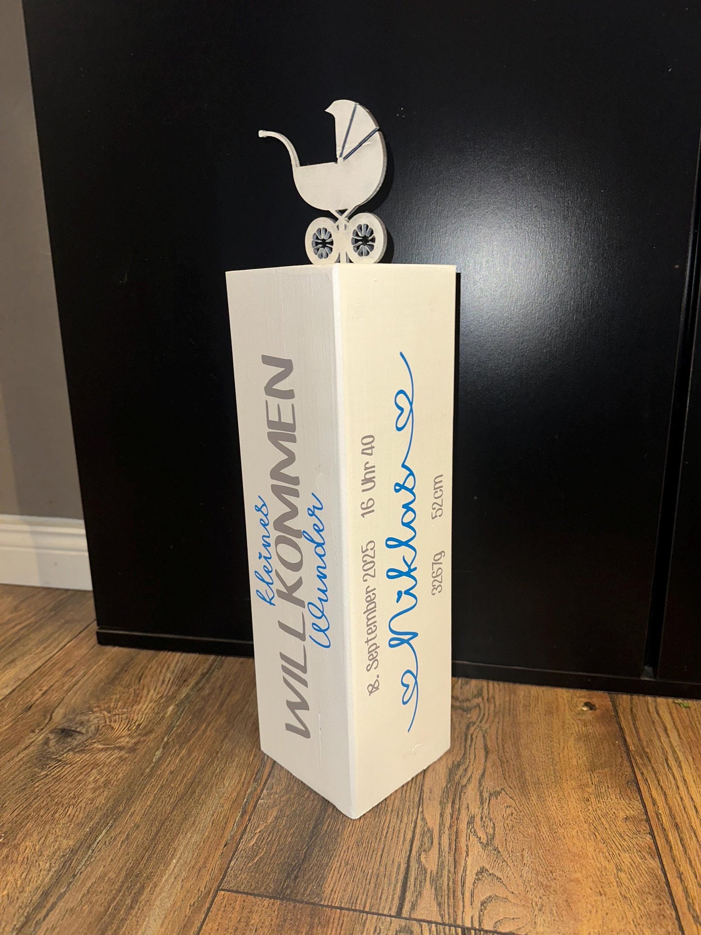 Babygeschenk mit Name & Wunschtext | Geschenk zur Geburt und Willkommensgruß| Personalisierter Holzpoller 20–40 cm –