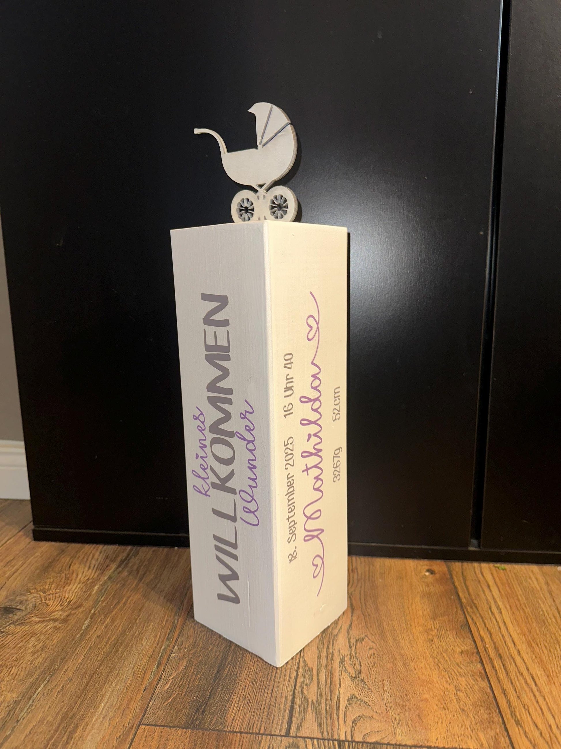 Babygeschenk mit Name & Wunschtext | Geschenk zur Geburt und Willkommensgruß| Personalisierter Holzpoller 20–40 cm –