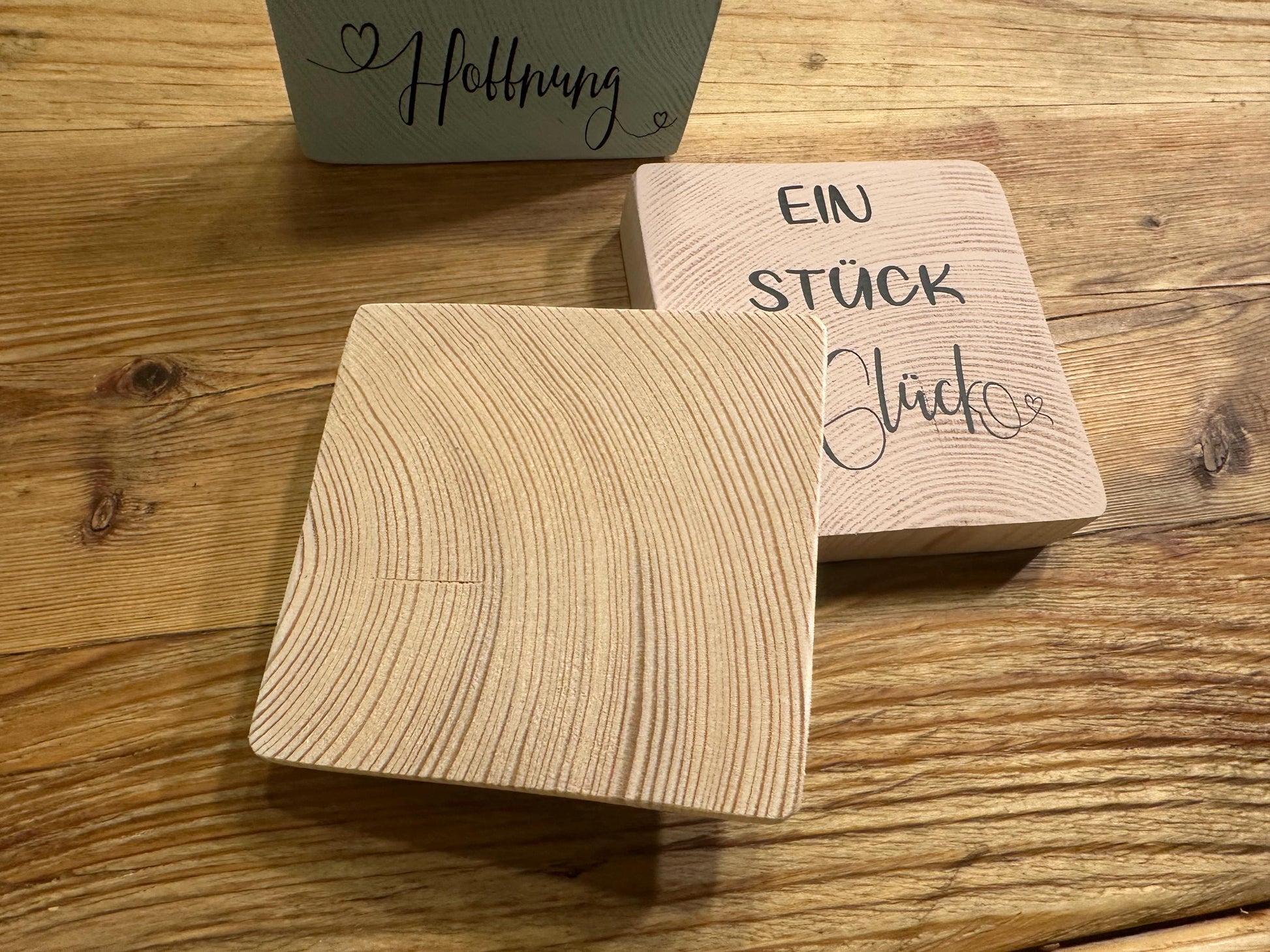 Kleine Holzdeko mit wertvollem Spruch, Glück verschenken, Holzquadrat mit Spruch | Geschenkidee | Wunschtext möglich (1 Stück oder 3er-Set)