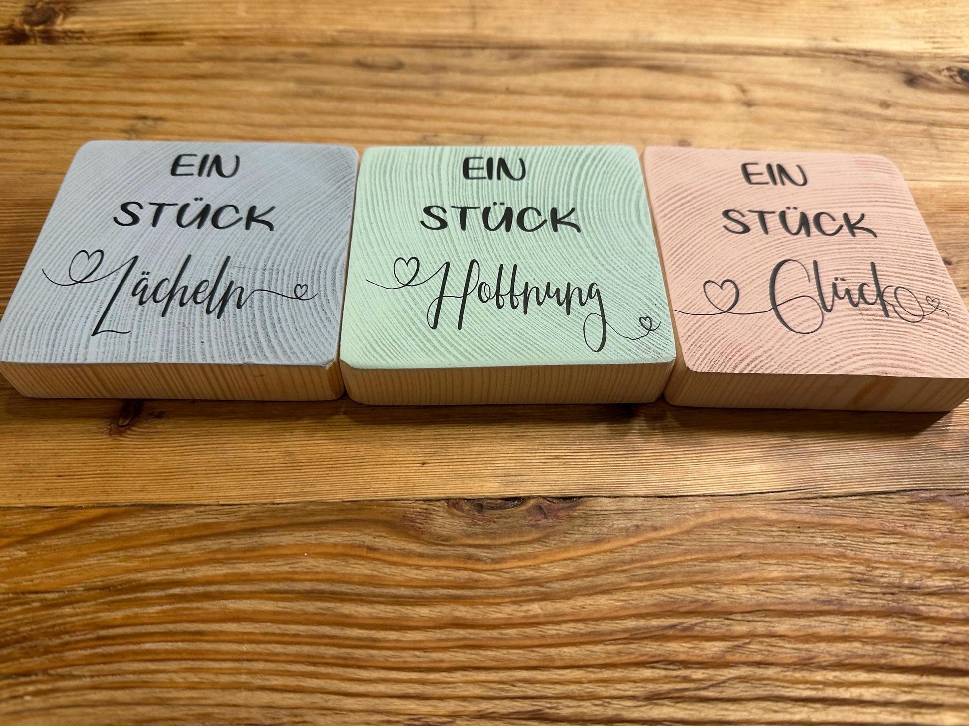 Kleine Holzdeko mit wertvollem Spruch, Glück verschenken, Holzquadrat mit Spruch | Geschenkidee | Wunschtext möglich (1 Stück oder 3er-Set)