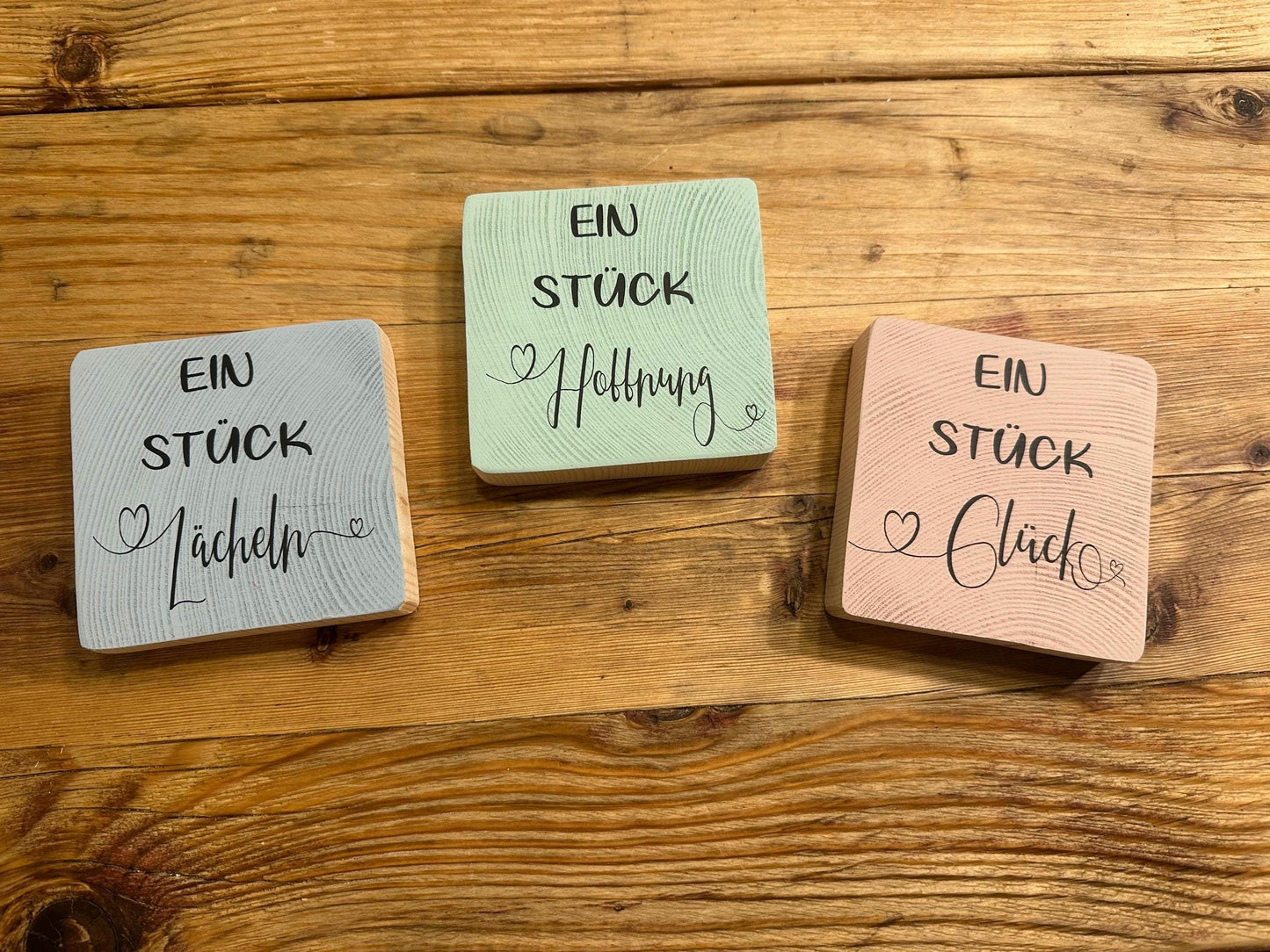 Kleine Holzdeko mit wertvollem Spruch, Glück verschenken, Holzquadrat mit Spruch | Geschenkidee | Wunschtext möglich (1 Stück oder 3er-Set)