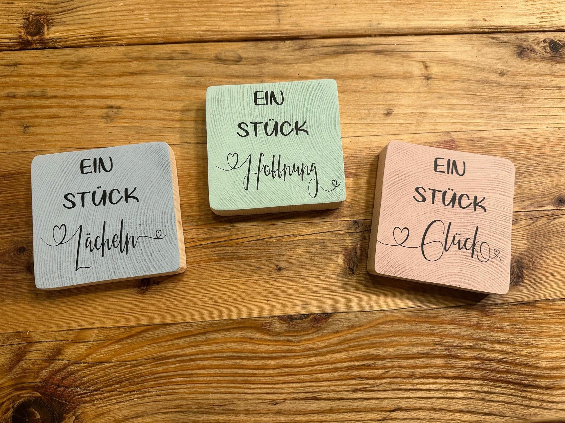 Kleine Holzdeko mit wertvollem Spruch, Glück verschenken, Holzquadrat mit Spruch | Geschenkidee | Wunschtext möglich (1 Stück oder 3er-Set)