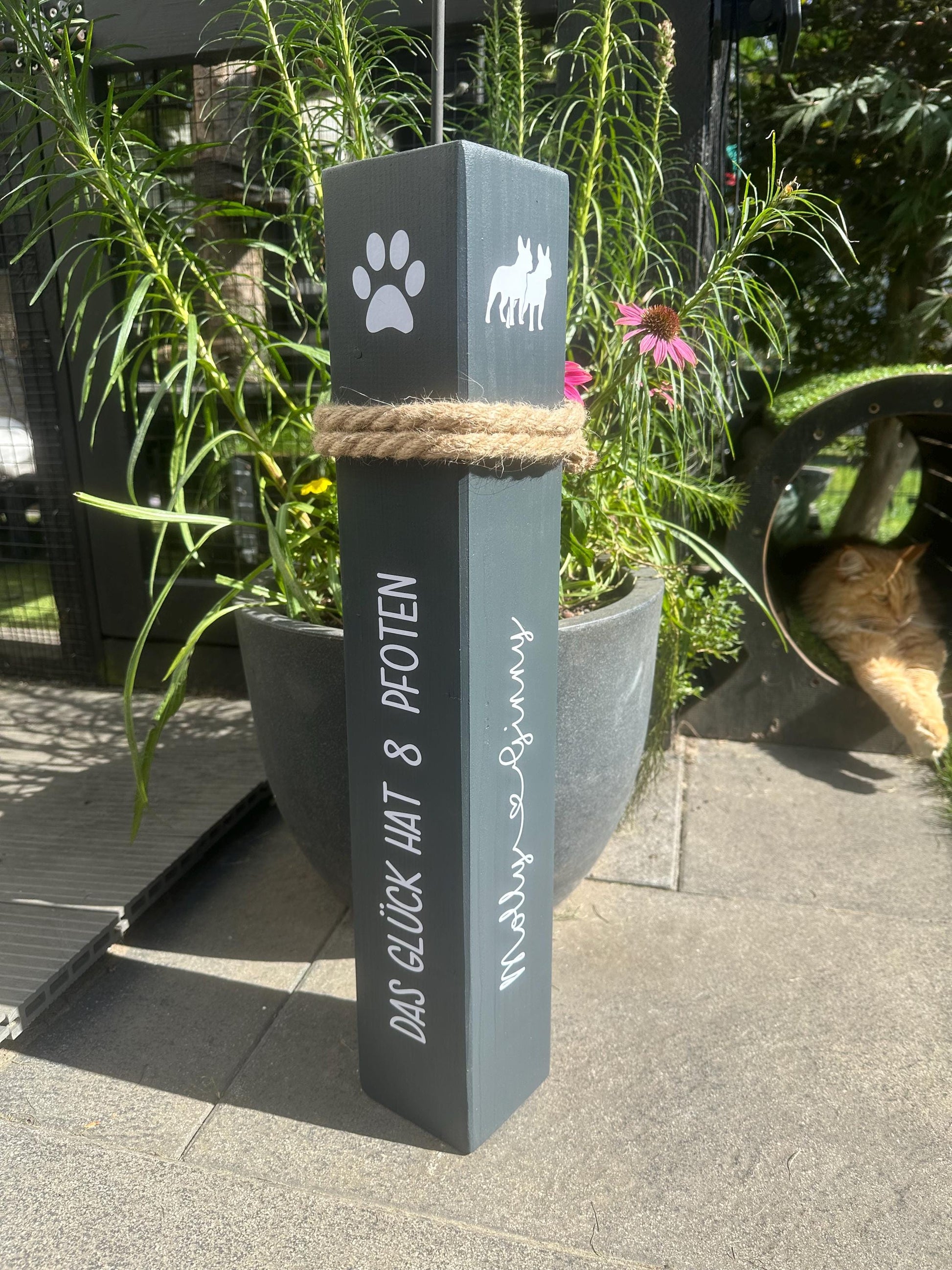 Personalisierte Holzsäule für Tierliebhaber – Haustier Poller mit Name und Spruch | Geschenk für Hundebesitzer & Katzenfreunde, Gedenken