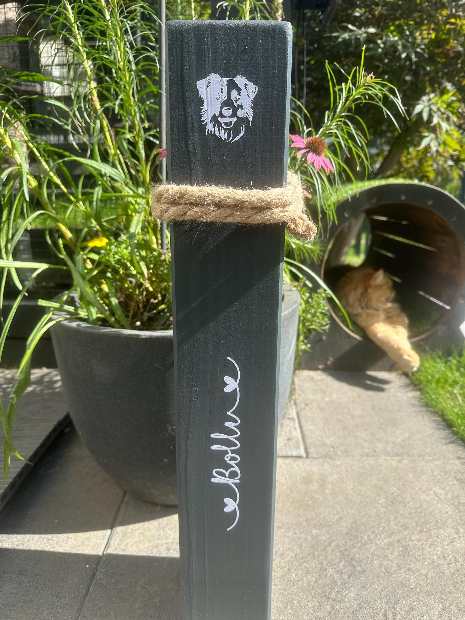 Personalisierte Holzsäule für Tierliebhaber – Haustier Poller mit Name und Spruch | Geschenk für Hundebesitzer & Katzenfreunde, Gedenken