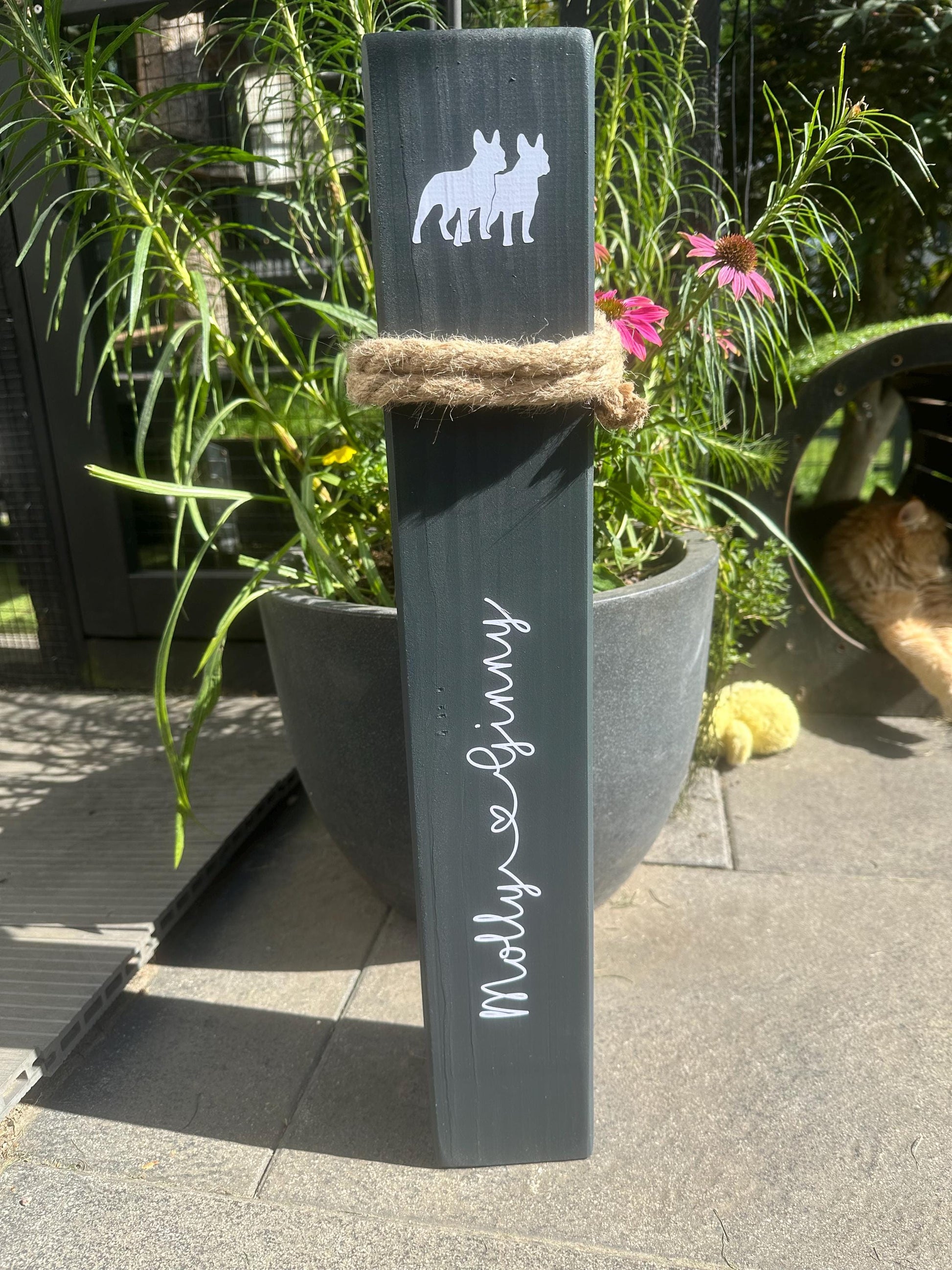 Personalisierte Holzsäule für Tierliebhaber – Haustier Poller mit Name und Spruch | Geschenk für Hundebesitzer & Katzenfreunde, Gedenken