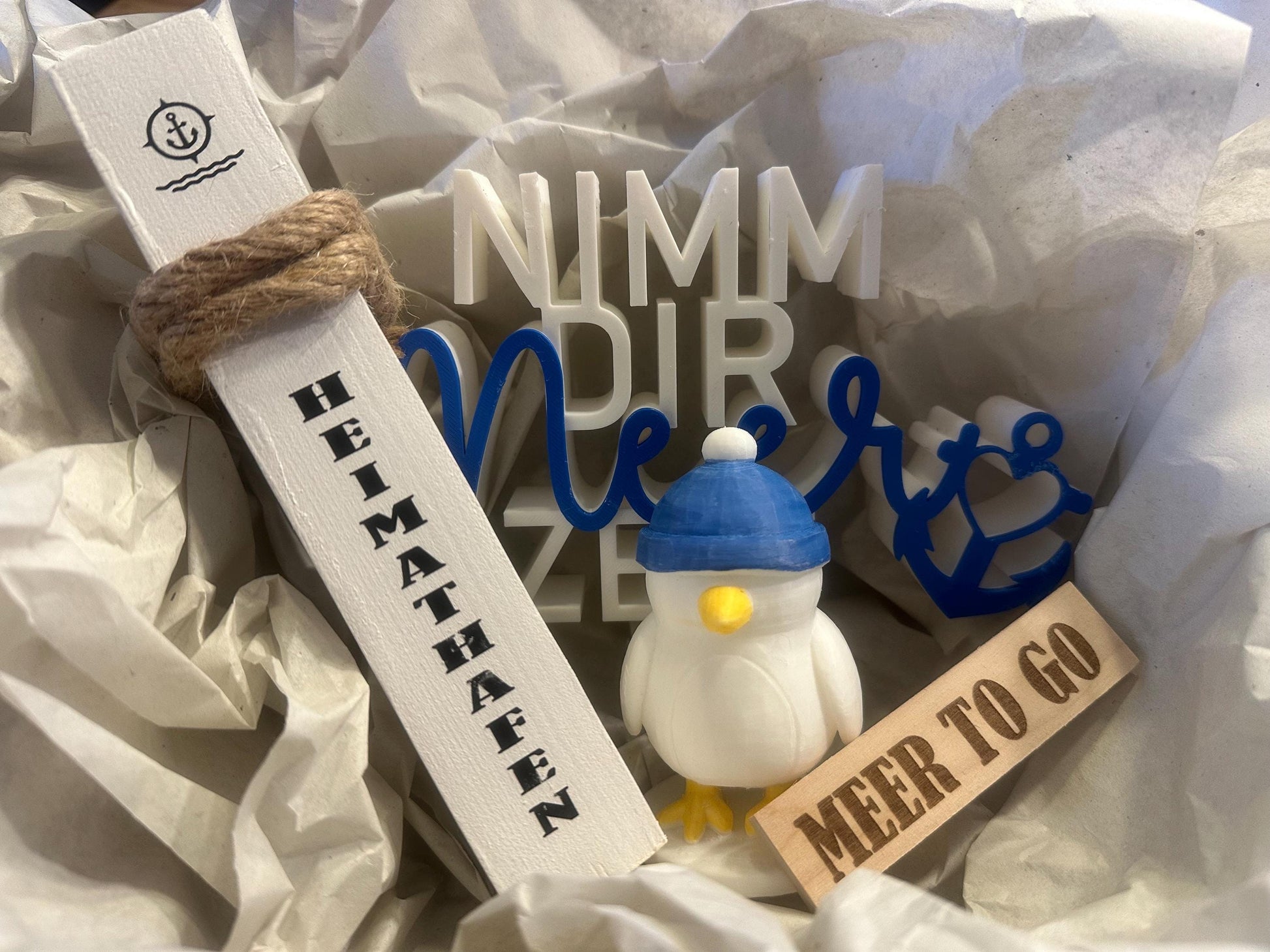 Meer to go Geschenkset „Heimathafen“ | Maritimes Deko-Set (Mini-Poller + Schriftzug + 3D-Möwe) | Geschenk Einzug, Geburtstag, Weihnachten