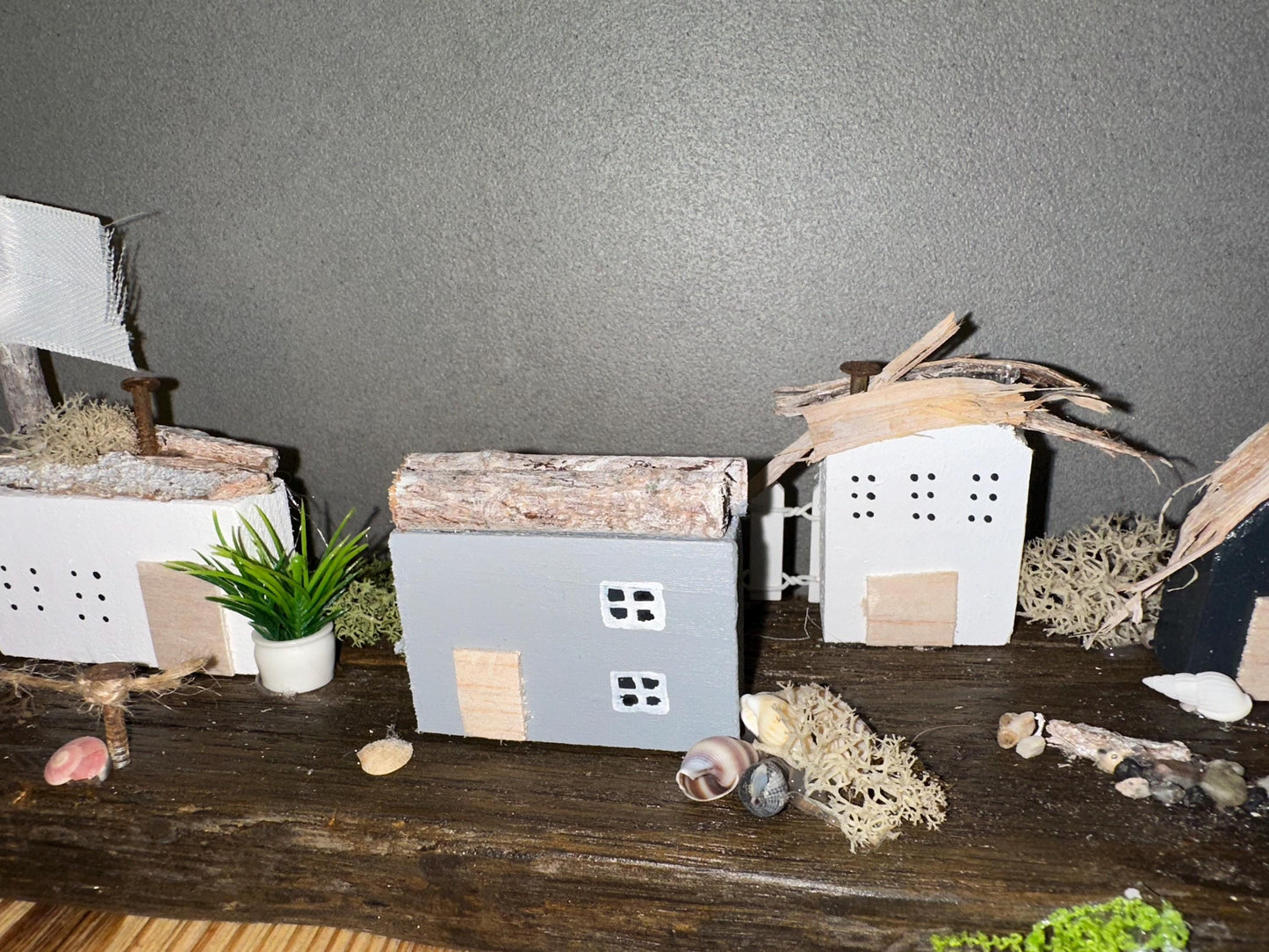 Handgemachtes Treibholz Küstendorf – Miniatur Häuser, Anker & Steuerrad | Geschenkidee Weihnachten, Regal und Strandhaus Deko