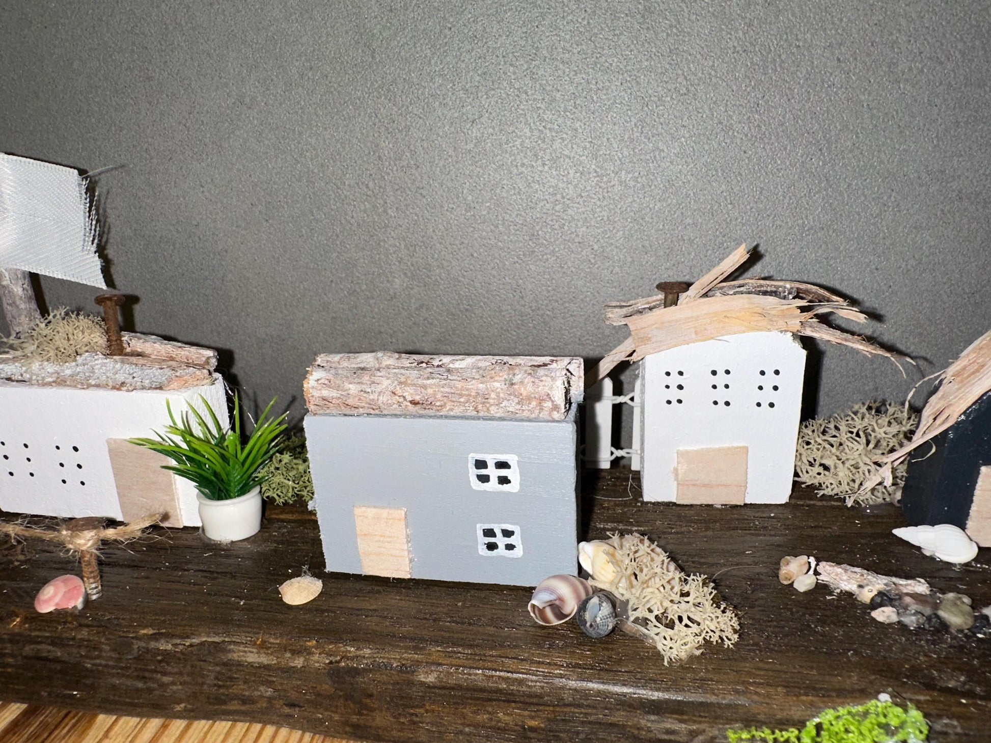 Handgemachtes Treibholz Küstendorf – Miniatur Häuser, Anker & Steuerrad | Geschenkidee Weihnachten, Regal und Strandhaus Deko