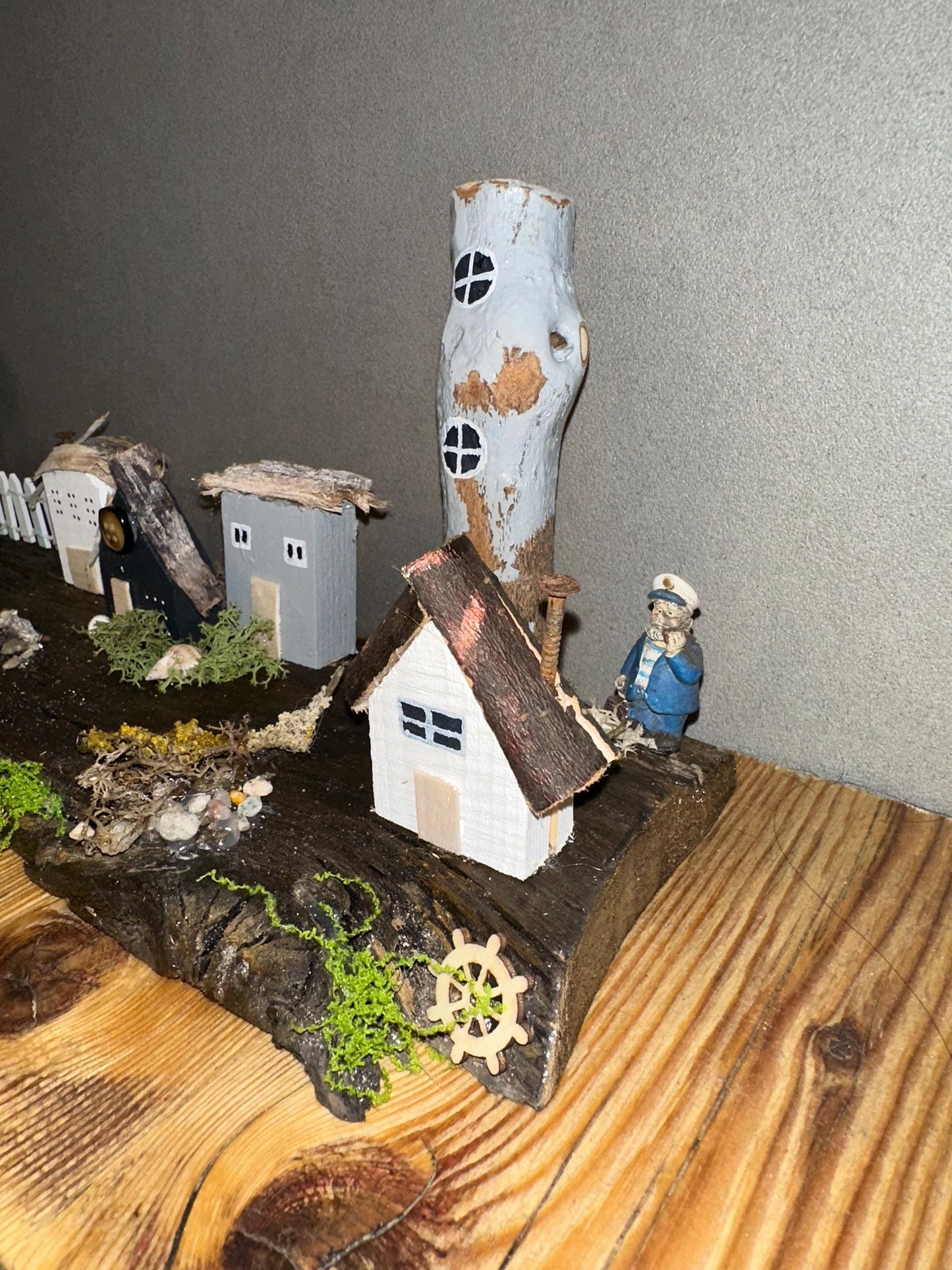 Handgemachtes Treibholz Küstendorf – Miniatur Häuser, Anker & Steuerrad | Geschenkidee Weihnachten, Regal und Strandhaus Deko