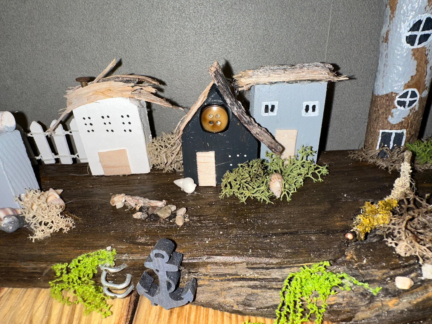 Handgemachtes Treibholz Küstendorf – Miniatur Häuser, Anker & Steuerrad | Geschenkidee Weihnachten, Regal und Strandhaus Deko