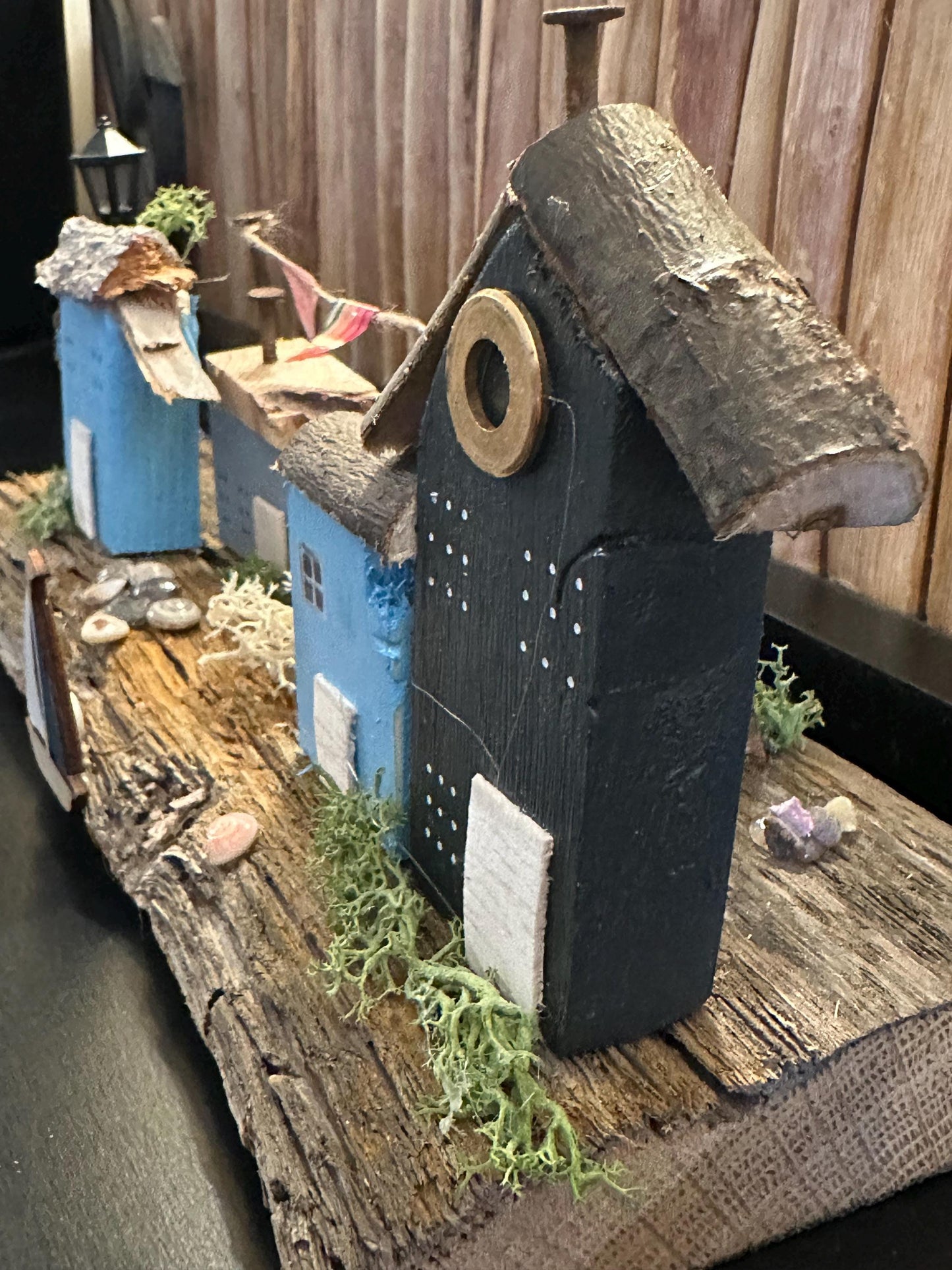 Treibholz-Küstenlandschaft Miniatur Dorf – handgemachte Tischdeko 25×10×9 cm | Unikat mit Häuschen, Segelboot & Wimpeln