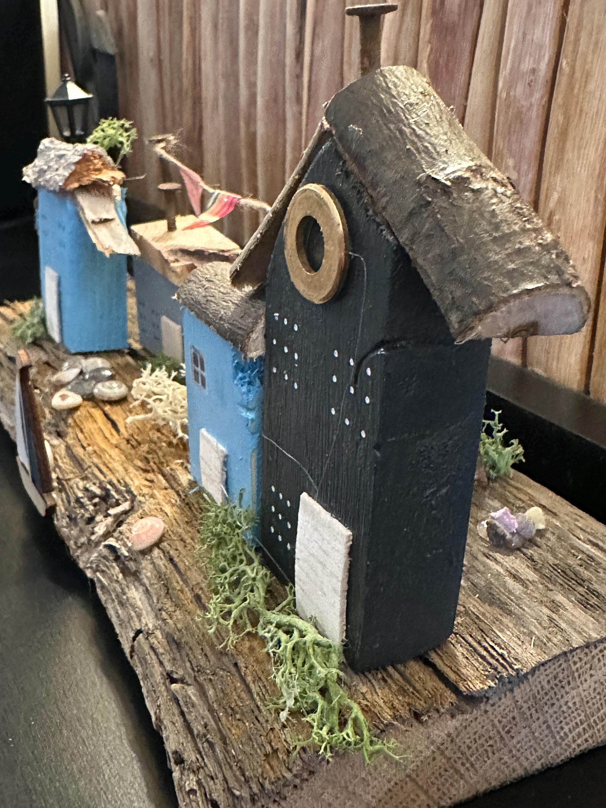 Treibholz-Küstenlandschaft Miniatur Dorf – handgemachte Tischdeko 25×10×9 cm | Unikat mit Häuschen, Segelboot & Wimpeln