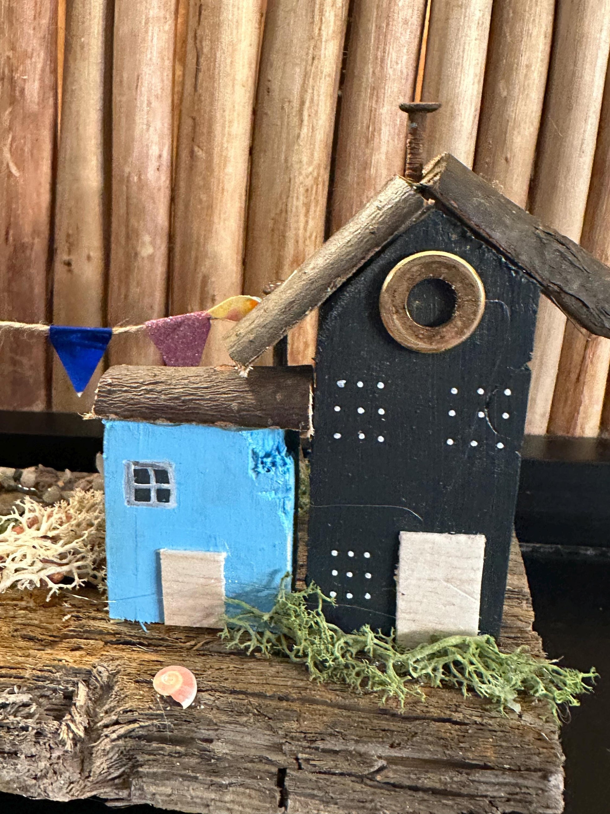 Treibholz-Küstenlandschaft Miniatur Dorf – handgemachte Tischdeko 25×10×9 cm | Unikat mit Häuschen, Segelboot & Wimpeln