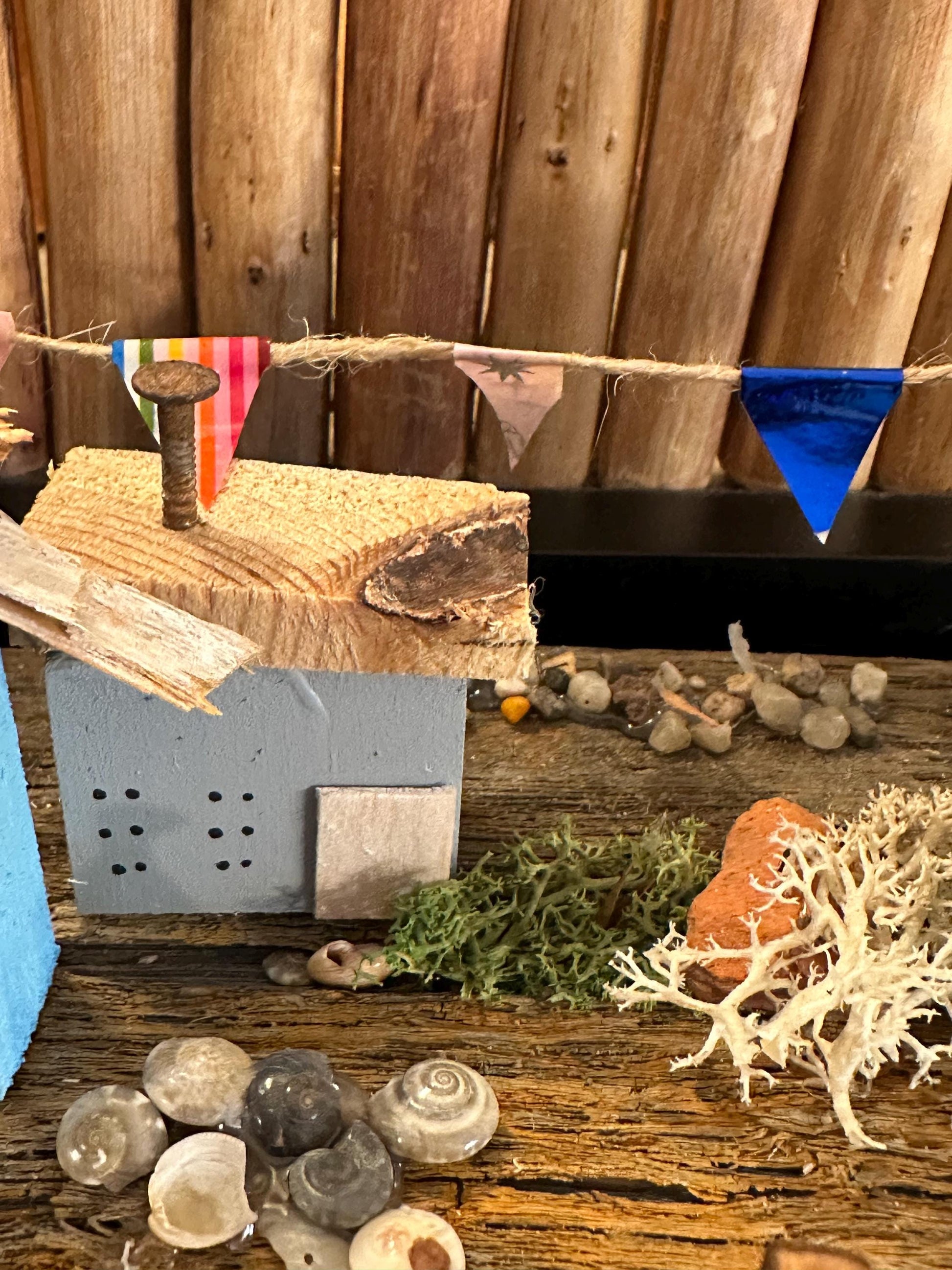 Treibholz-Küstenlandschaft Miniatur Dorf – handgemachte Tischdeko 25×10×9 cm | Unikat mit Häuschen, Segelboot & Wimpeln