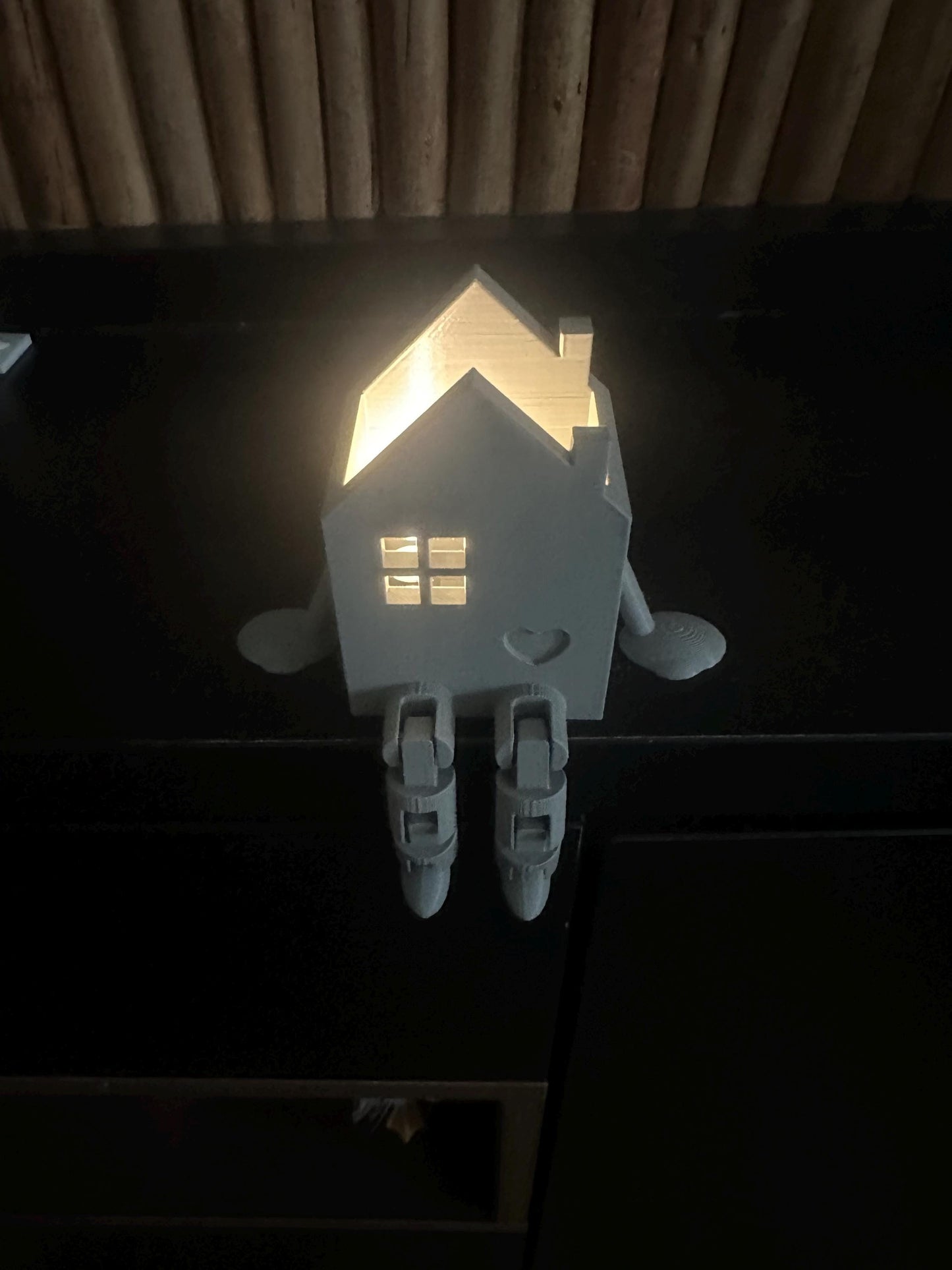 Beleuchtetes Kantenhocker-Haus mit Herz | LED Mini-Haus Figur 3D Druck | Weihnachtsdeko Fensterbank Geschenk Einzug