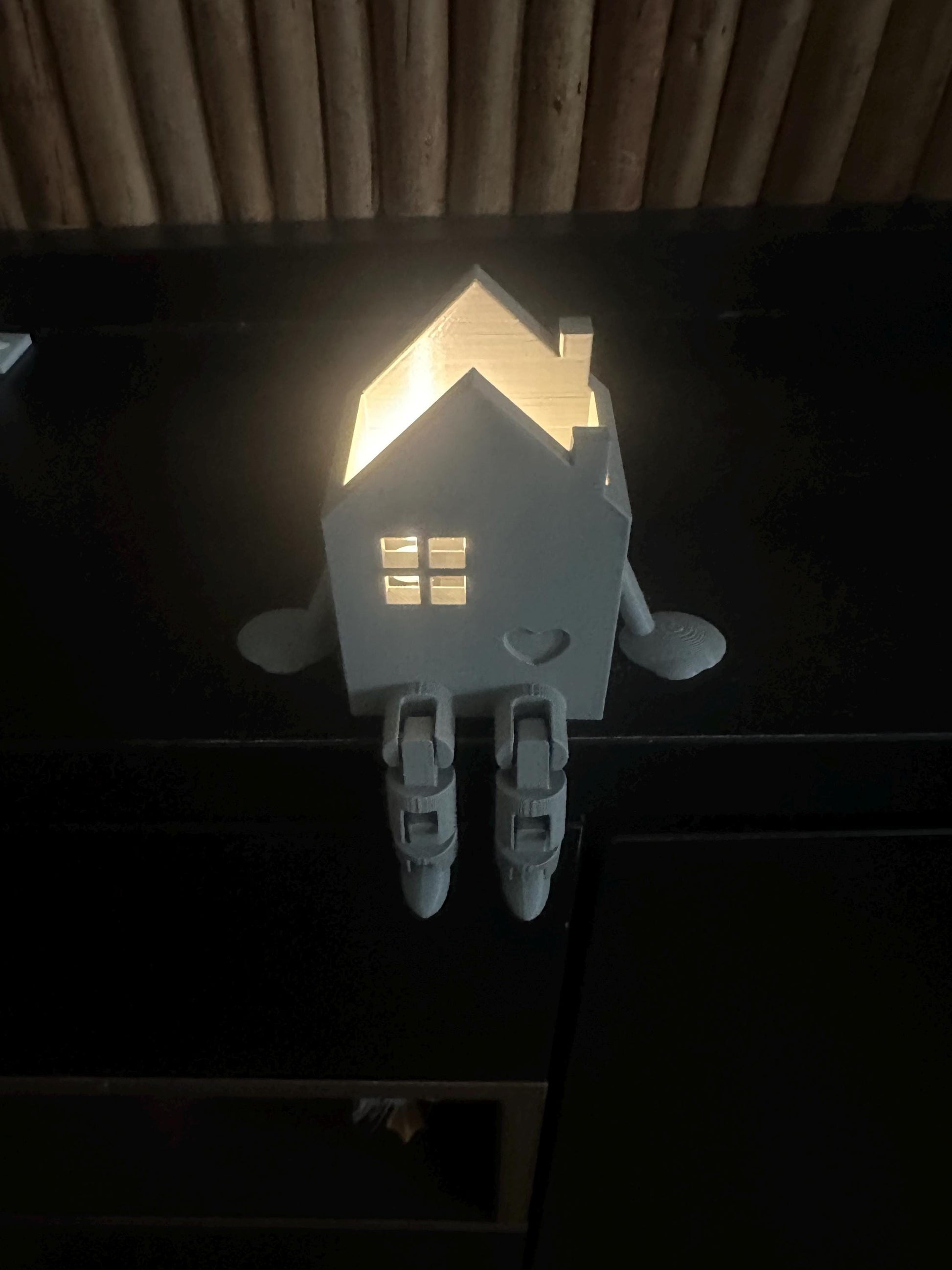 Beleuchtetes Kantenhocker-Haus mit Herz | LED Mini-Haus Figur 3D Druck | Weihnachtsdeko Fensterbank Geschenk Einzug