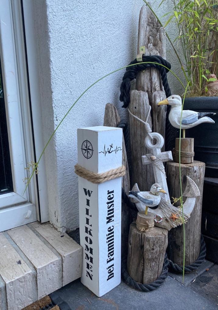 Personalisierter Holzpoller 50–80 cm – Familienname, Straße & Hausnummer | Maritime Adresse und Gartendeko, Geschenk Hochzeit oder Einzug