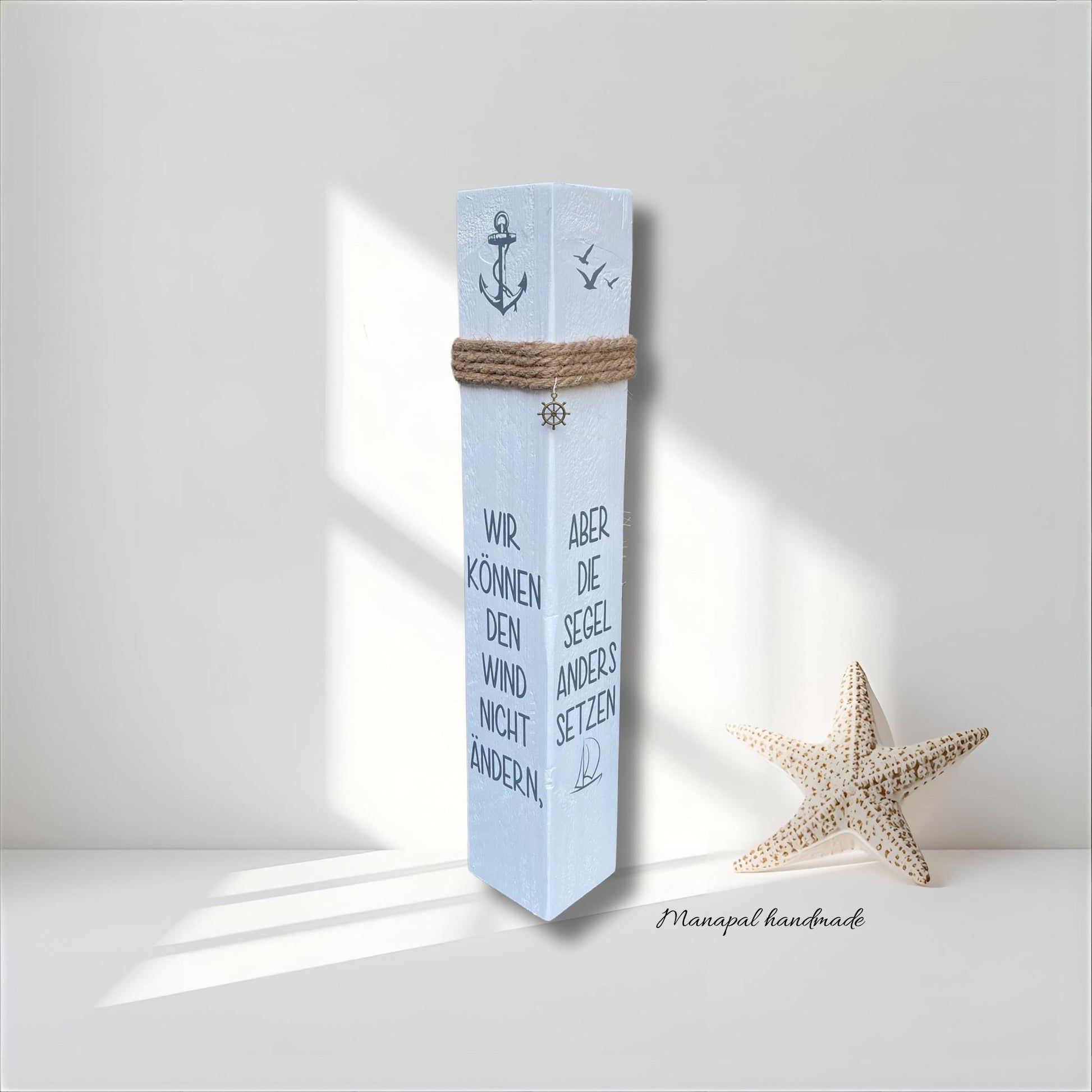 Maritimer Poller 60 cm | Holzsäule mit Wind & Segel Motiv | Gartendeko Küste | Ankerplatz Stranddeko handgefertigt