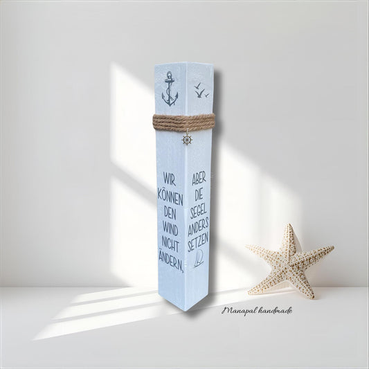 Maritimer Poller 60 cm | Holzsäule mit Wind & Segel Motiv | Gartendeko Küste | Ankerplatz Stranddeko handgefertigt