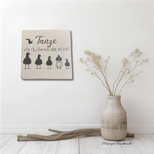 Holzschild ‚Tanze vor allem aus der Reihe‘ – Wanddeko mit Spruch | Geschenk Freundin, Wohnzimmer Deko & Inspiration