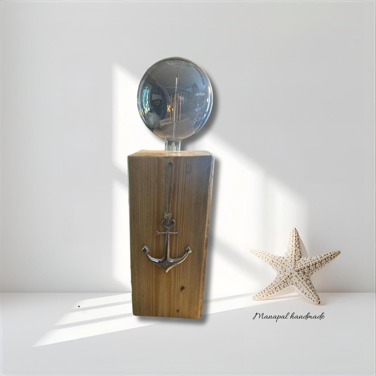 Massivholz Tischlampe 64 cm – Maritime Lampe mit Holzfuß & Anker-Dekor | Unikat Geschenk für Wohnzimmer und Zuhause