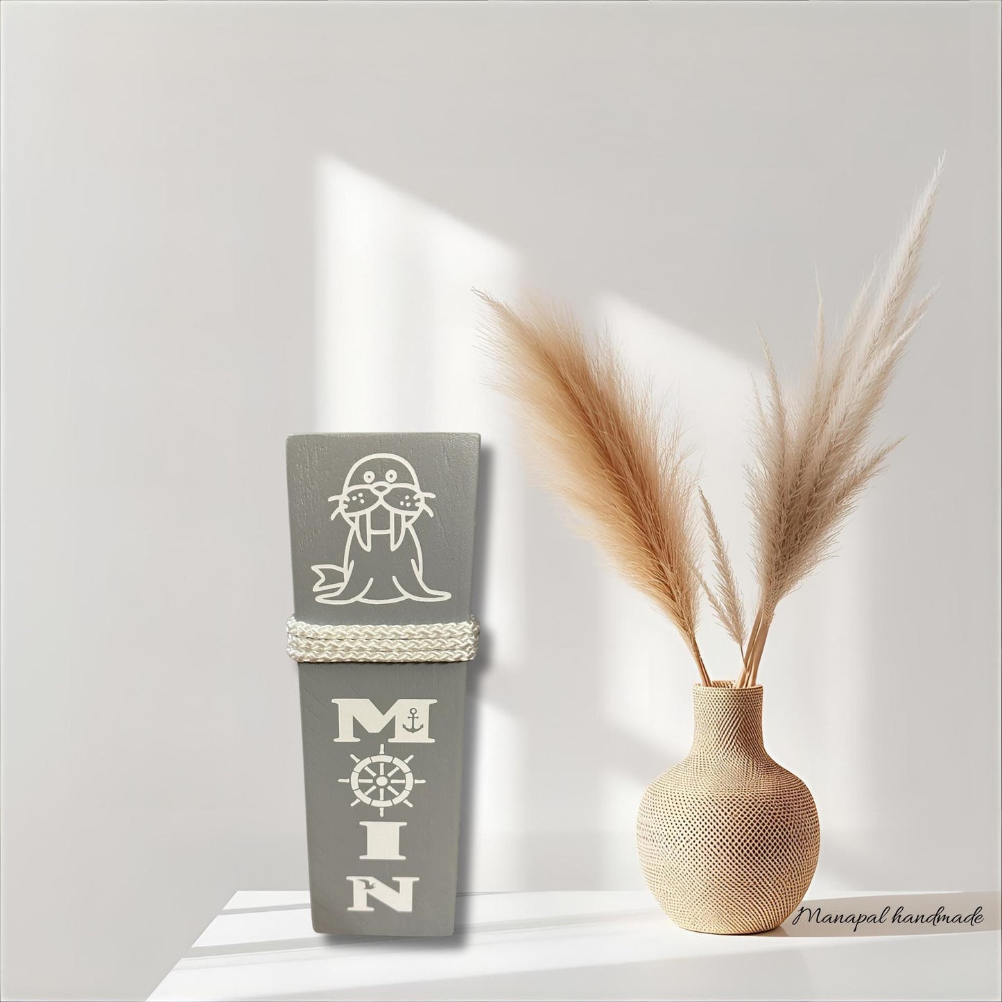 Moin Poller – Maritime Holzsäule 40 cm Weiß/Grau mit Walross | Küsten Deko & Geschenkidee