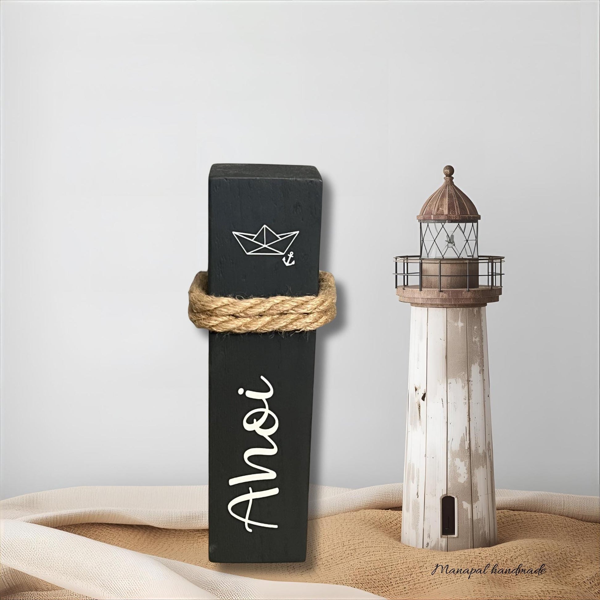 Ahoi Poller 40 cm | Maritime Holzsäule anthrazit mit Schiff | Gartendeko & Küstendeko | handgemacht