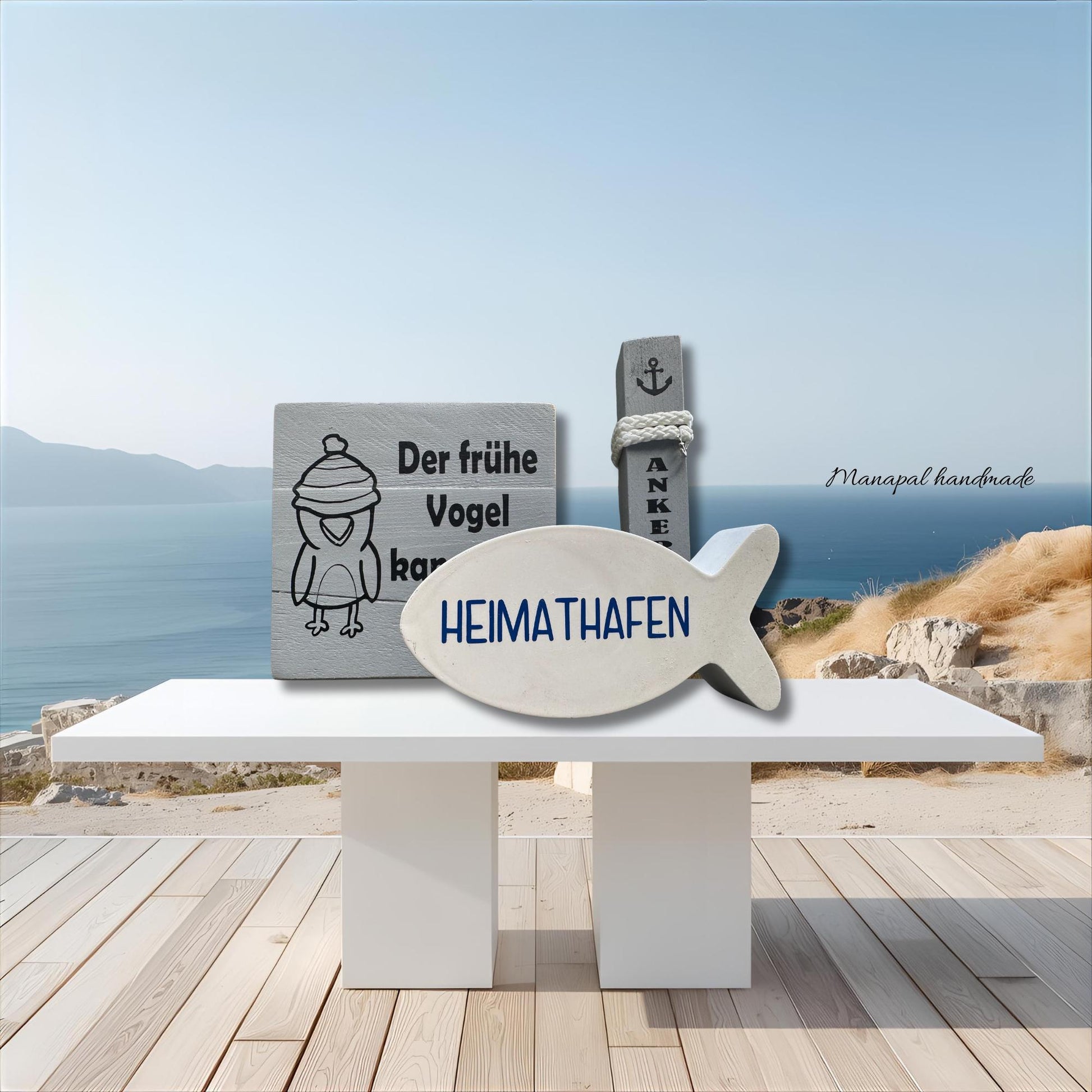 Maritime Tischdeko Set – Holzpoller 20 cm mit Fisch & Holzschild | Küsten-Deko für Schreibtisch, Kommode oder Regal