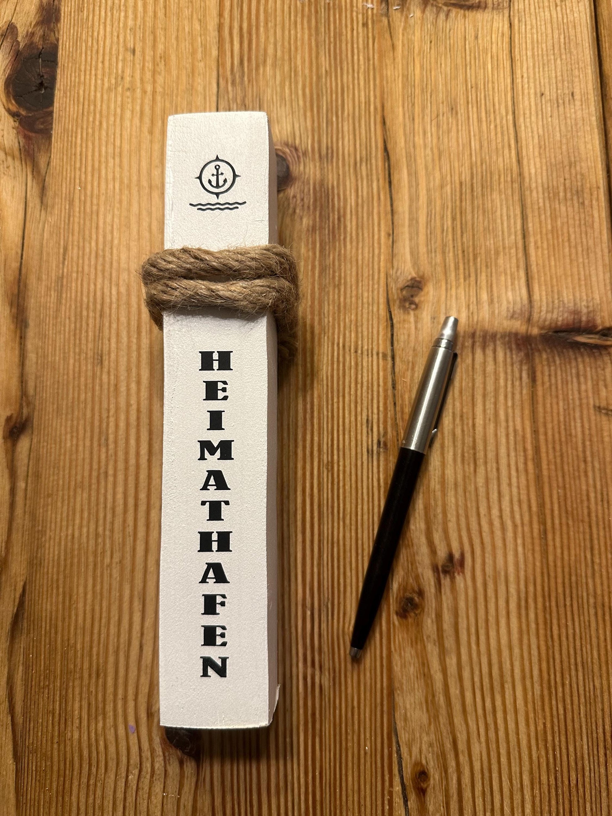 Mini Holzsäule maritim 15 cm – Personalisiert mit Name oder Koordinaten | Kleines Geschenk Hochzeit, Geburtstag, Weihnachten“