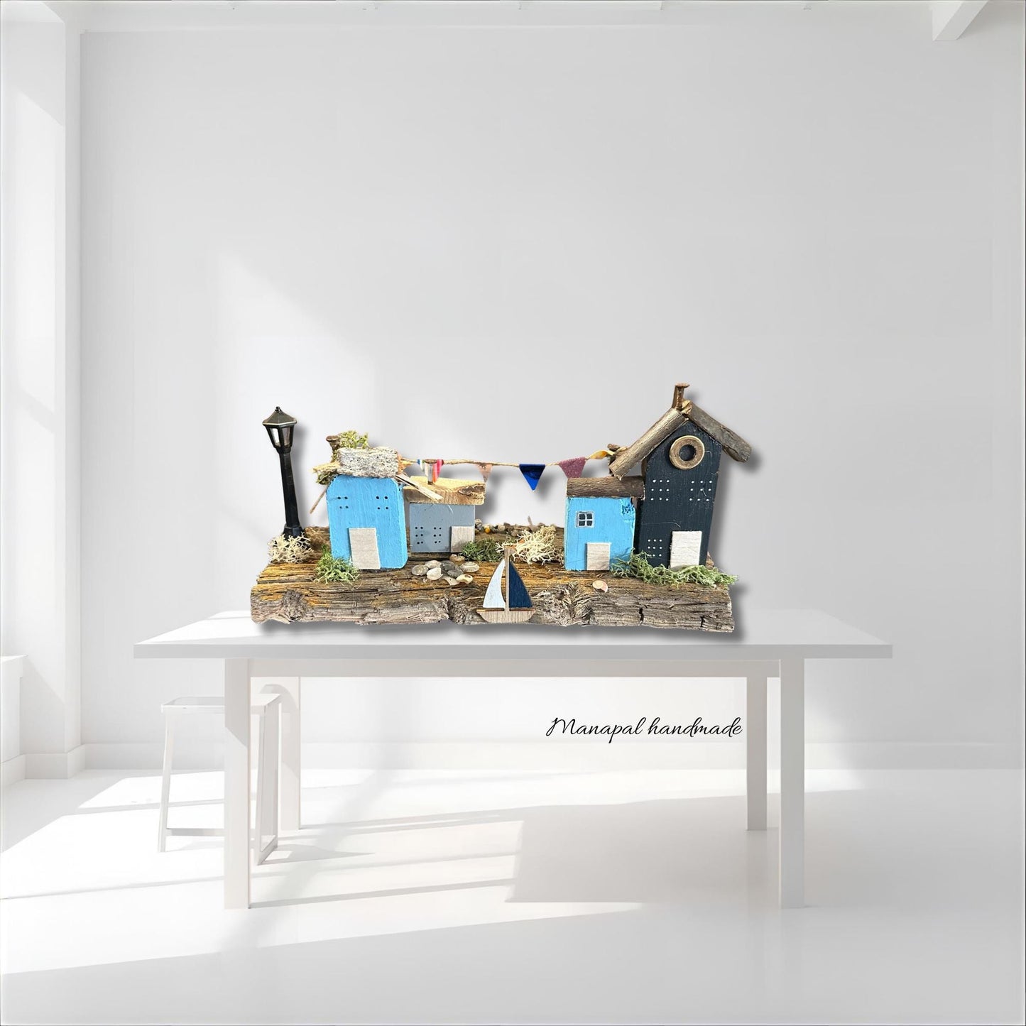 Treibholz-Küstenlandschaft Miniatur Dorf – handgemachte Tischdeko 25×10×9 cm | Unikat mit Häuschen, Segelboot & Wimpeln