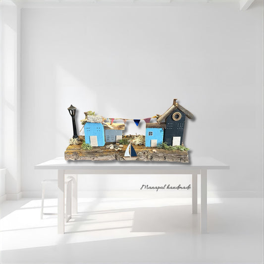 Treibholz-Küstenlandschaft Miniatur Dorf – handgemachte Tischdeko 25×10×9 cm | Unikat mit Häuschen, Segelboot & Wimpeln