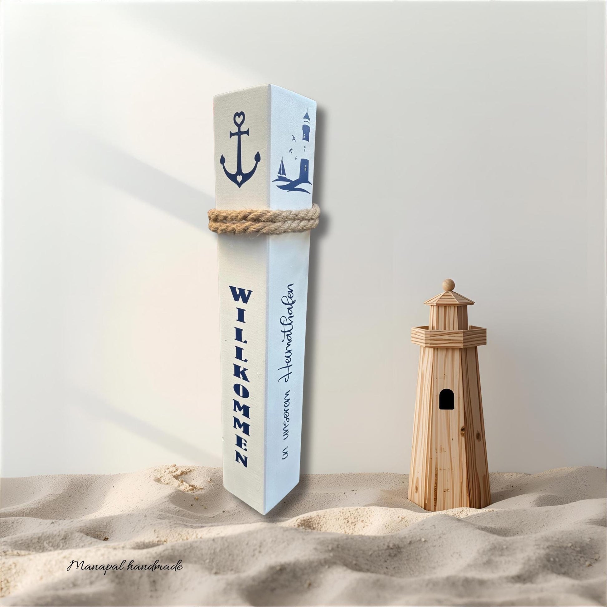 Poller „Willkommen in unserem Heimathafen“ – Holzsäule 60 cm mit Anker und Leuchtturm | Maritime Dekosäule Garten & Haustür
