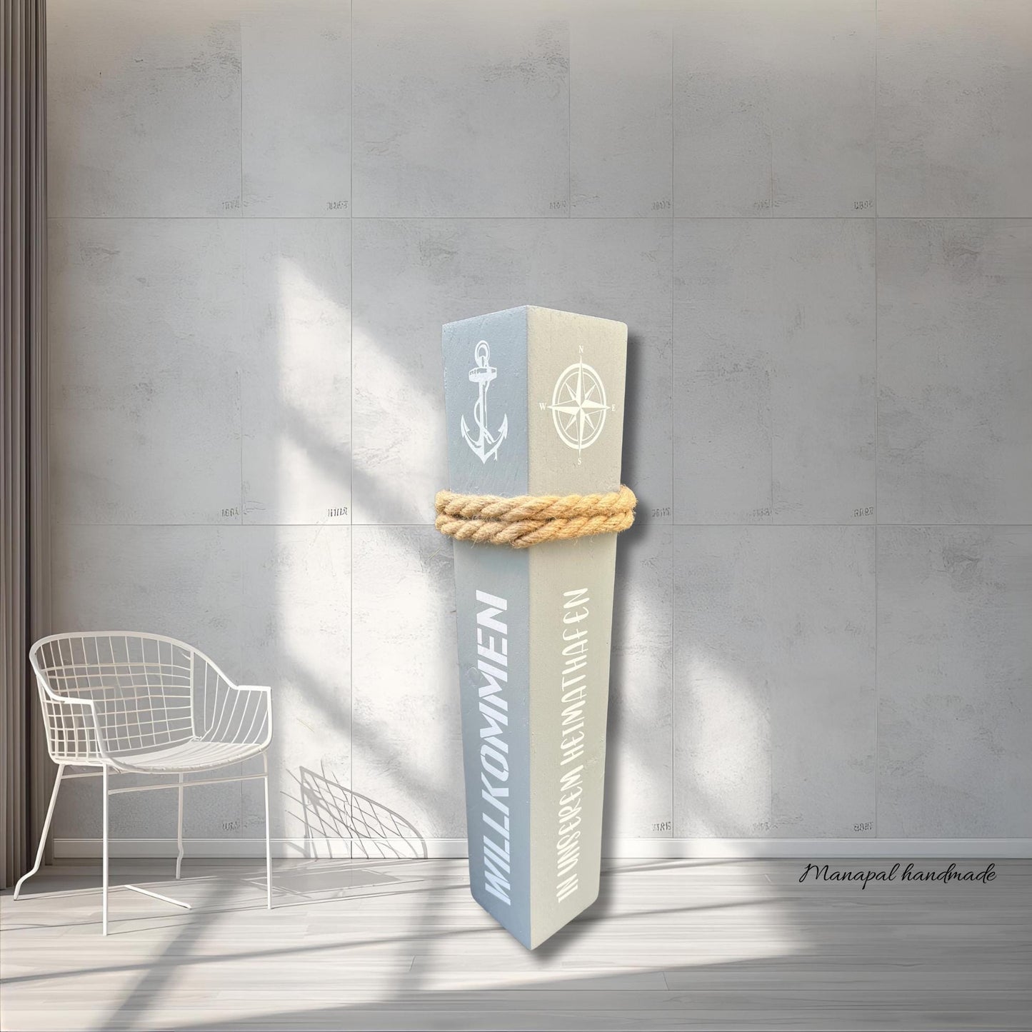 Willkommen Heimathafen Poller 50 cm | maritime Holzsäule grau-weiß mit Anker & Windrose | Gartendeko Stele Küstendeko