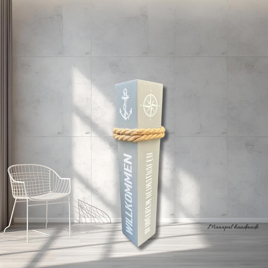 Willkommen Heimathafen Poller 50 cm | maritime Holzsäule grau-weiß mit Anker & Windrose | Gartendeko Stele Küstendeko
