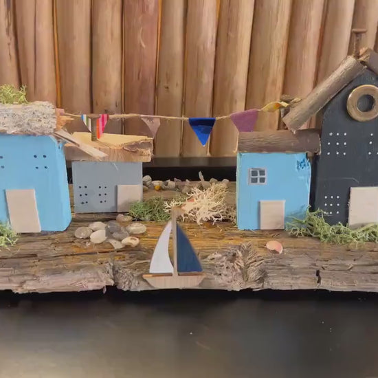 Treibholz-Küstenlandschaft Miniatur Dorf – handgemachte Tischdeko 25×10×9 cm | Unikat mit Häuschen, Segelboot & Wimpeln