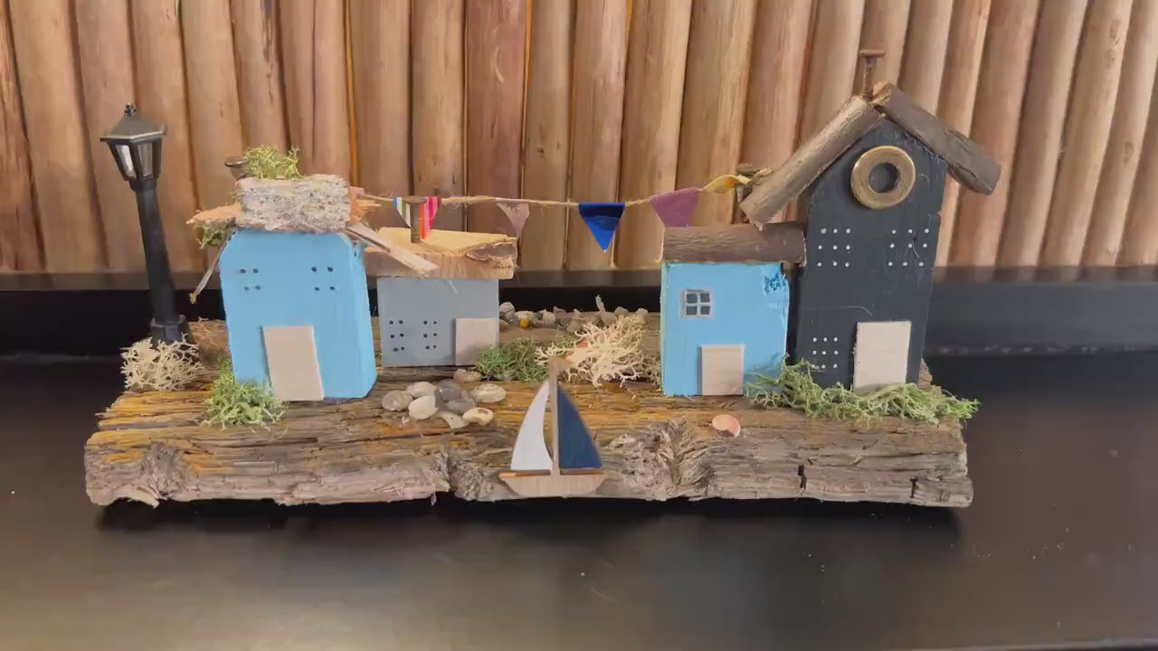 Treibholz-Küstenlandschaft Miniatur Dorf – handgemachte Tischdeko 25×10×9 cm | Unikat mit Häuschen, Segelboot & Wimpeln