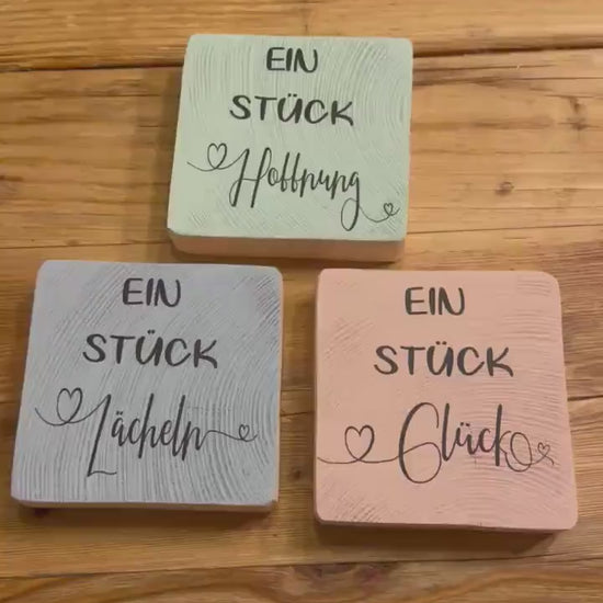 Kleine Holzdeko mit wertvollem Spruch, Glück verschenken, Holzquadrat mit Spruch | Geschenkidee | Wunschtext möglich (1 Stück oder 3er-Set)